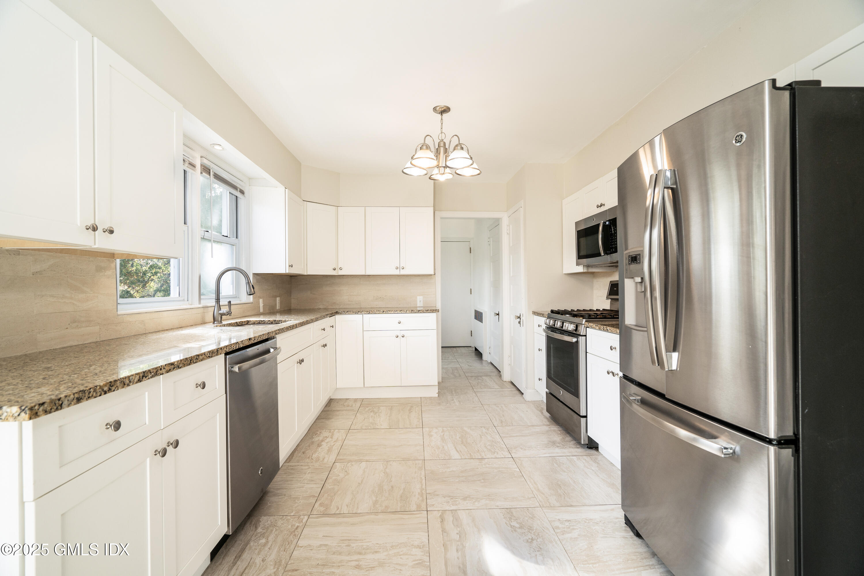 14 Byram Shore Road, 2