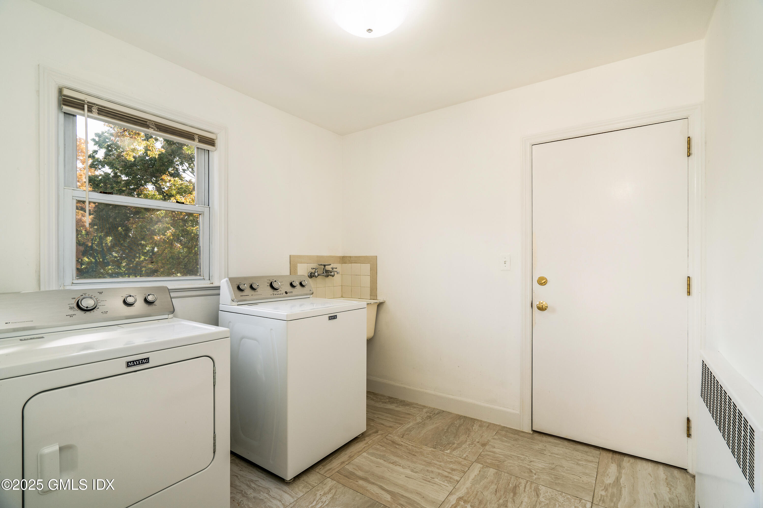 14 Byram Shore Road, 2