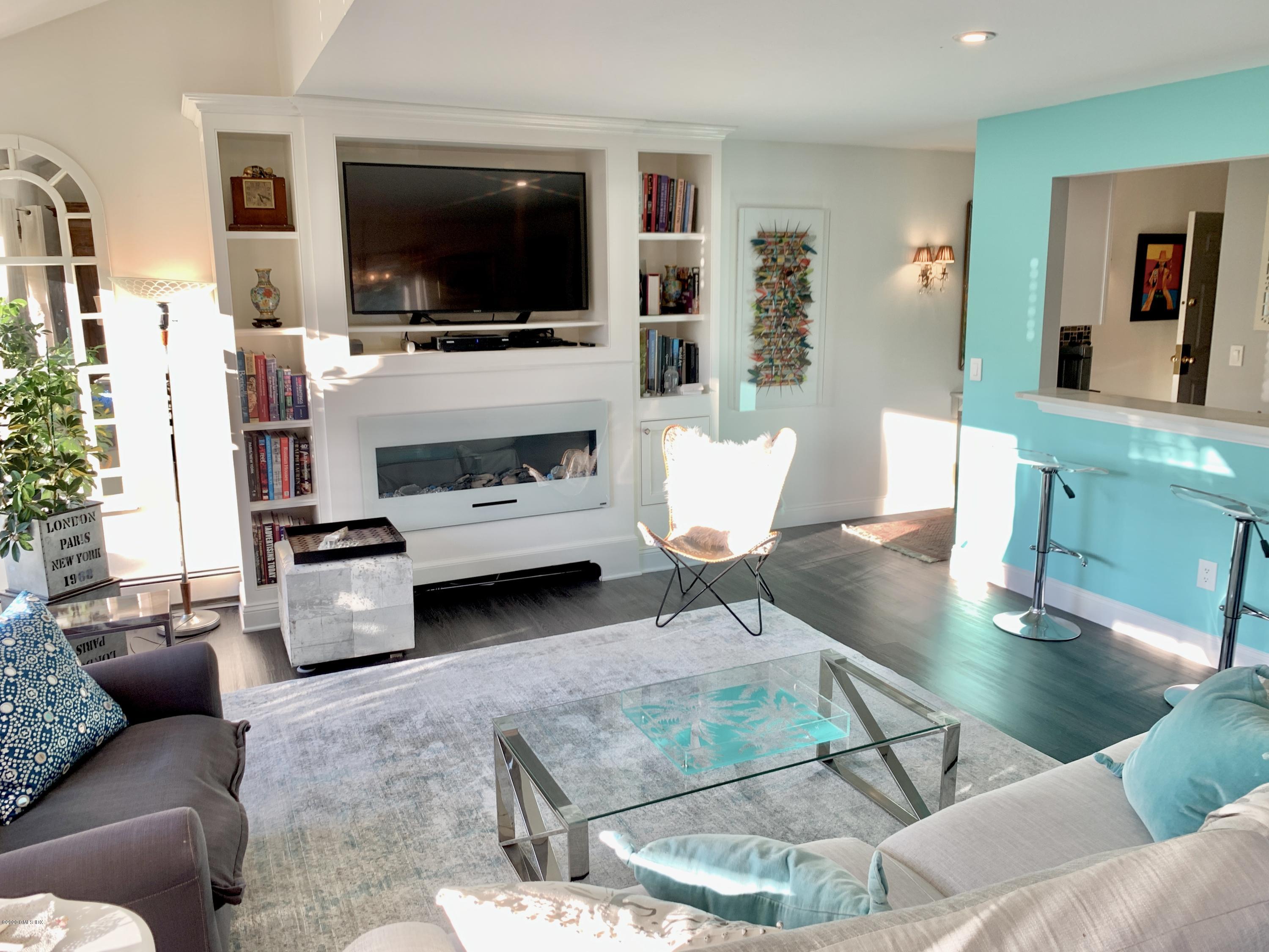 1465 E Putnam Avenue, 414