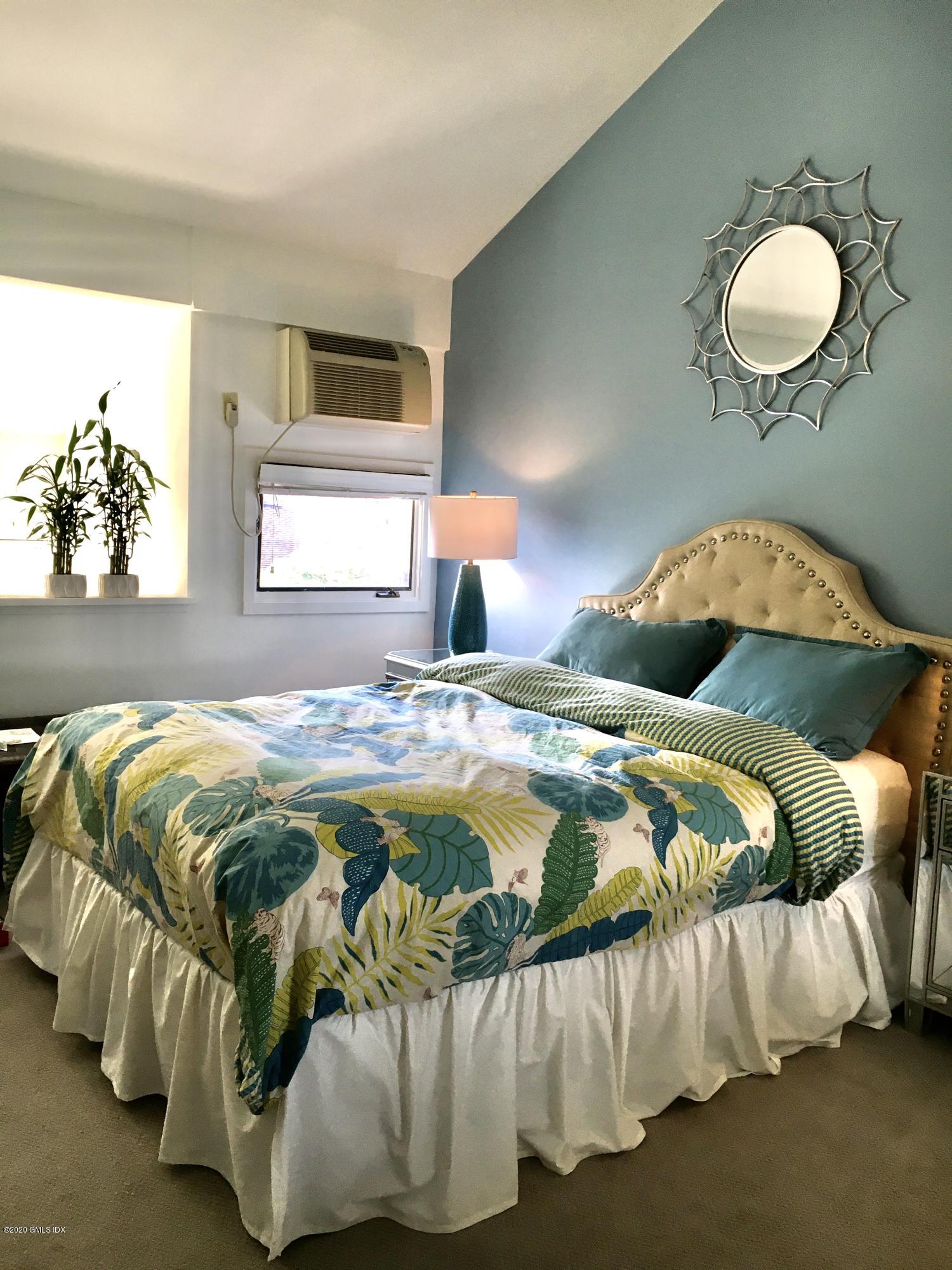 1465 E Putnam Avenue, 414