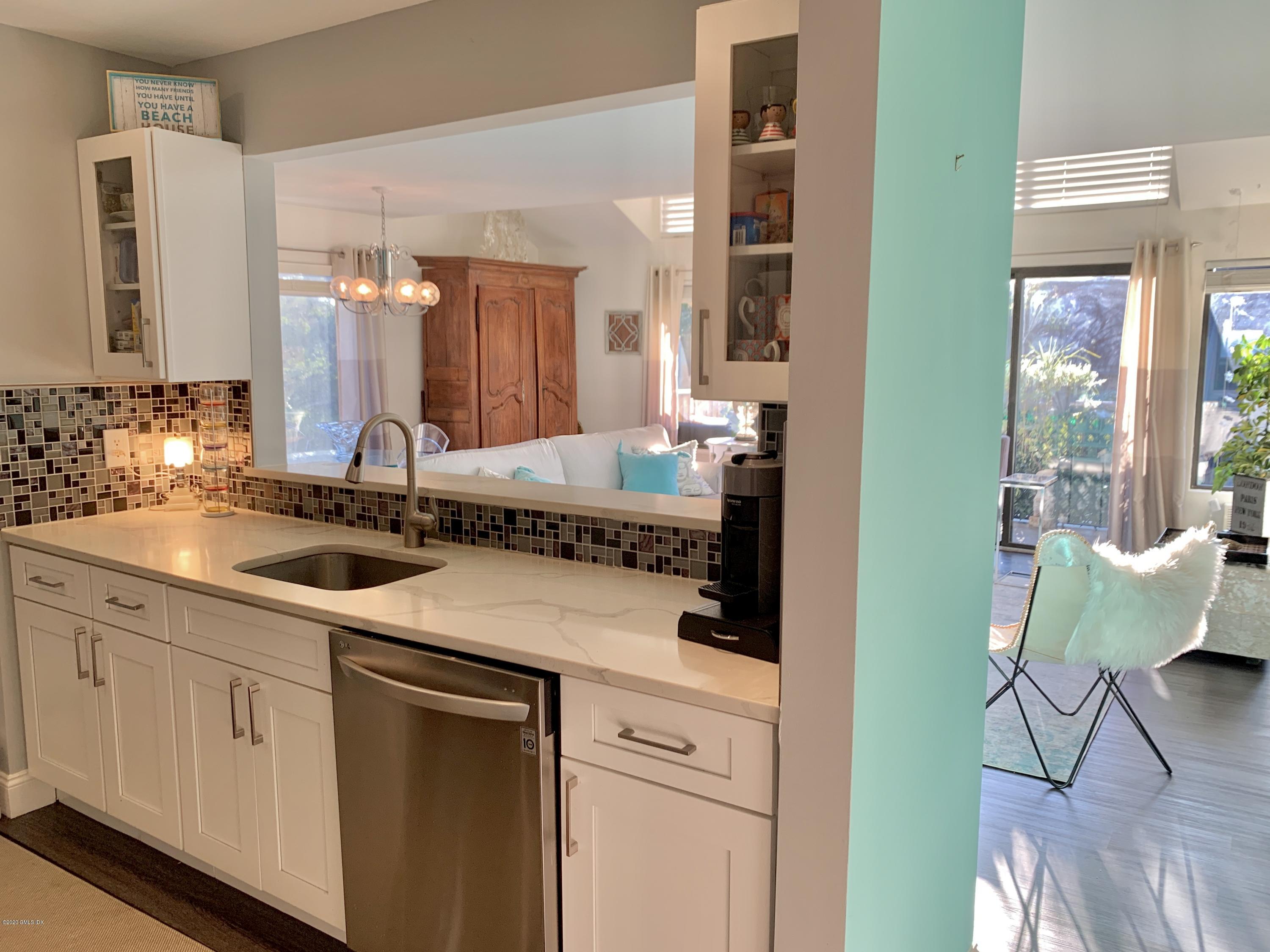 1465 E Putnam Avenue, 414