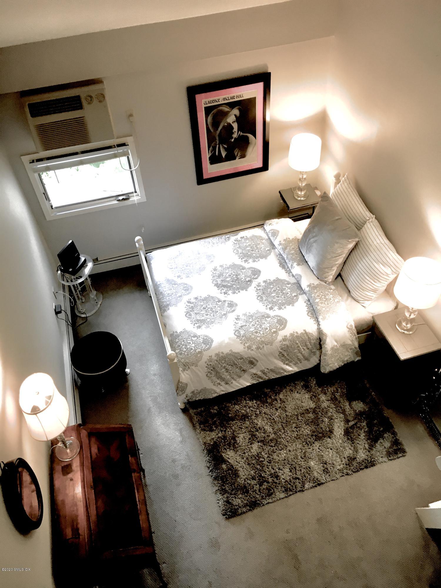 1465 E Putnam Avenue, 414