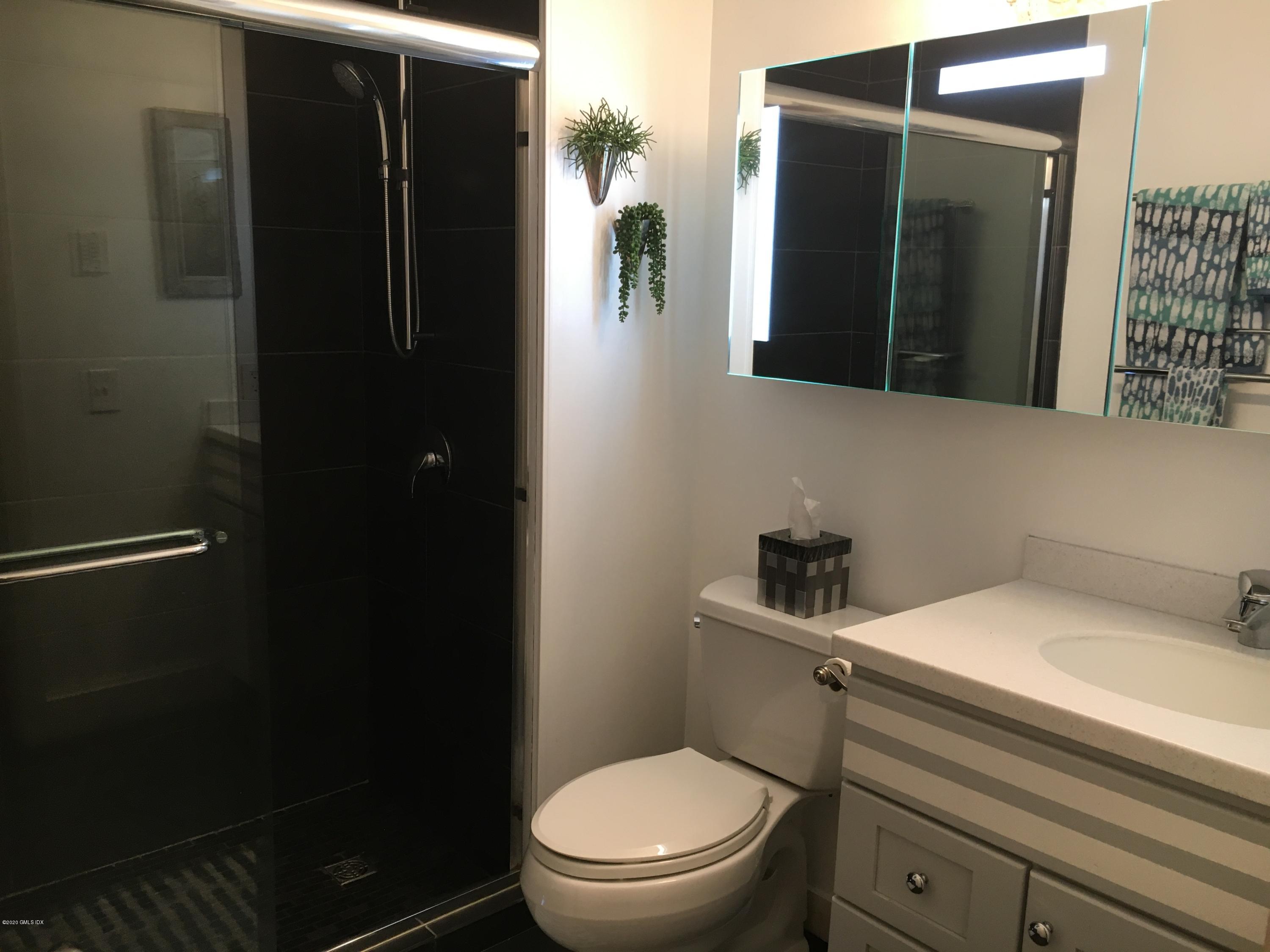 1465 E Putnam Avenue, 414