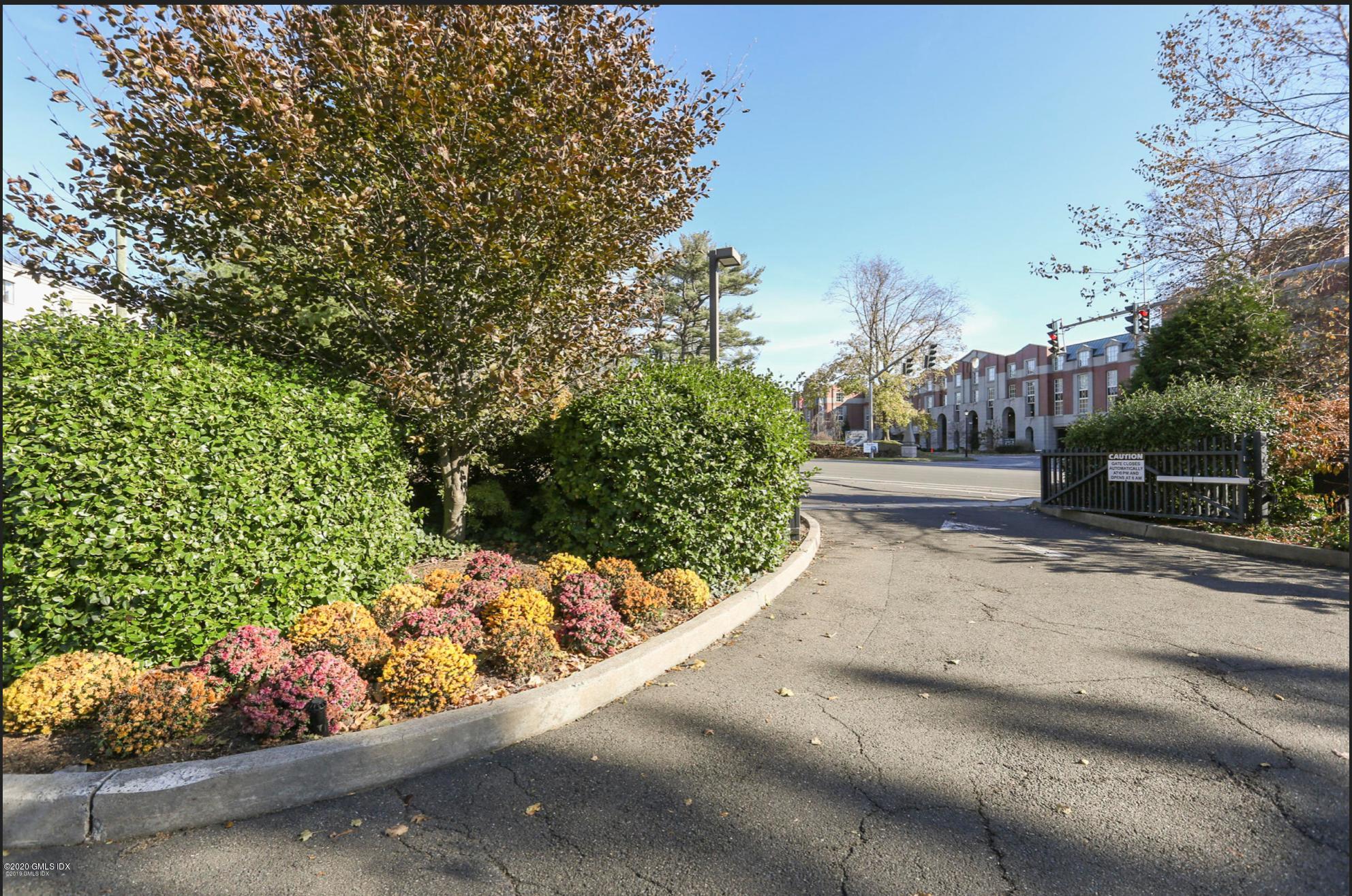 1465 E Putnam Avenue, 414