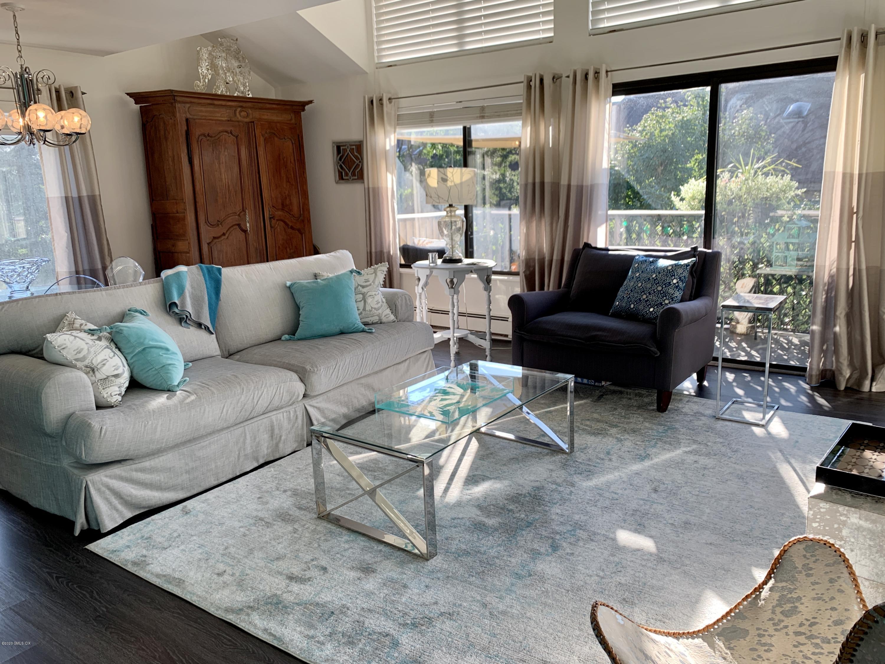 1465 E Putnam Avenue, 414