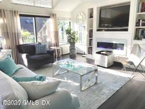 1465 E Putnam Avenue, 414