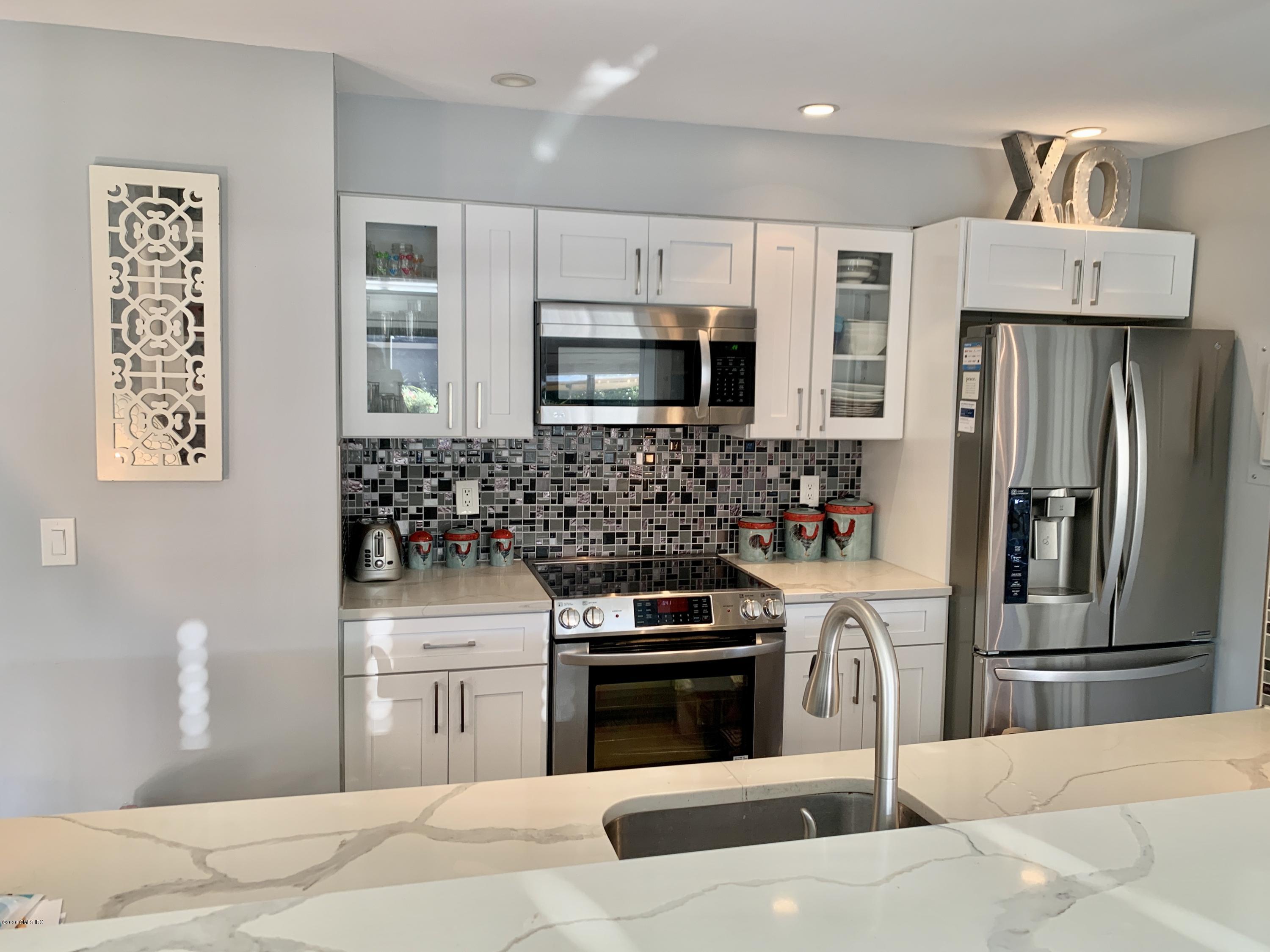 1465 E Putnam Avenue, 414