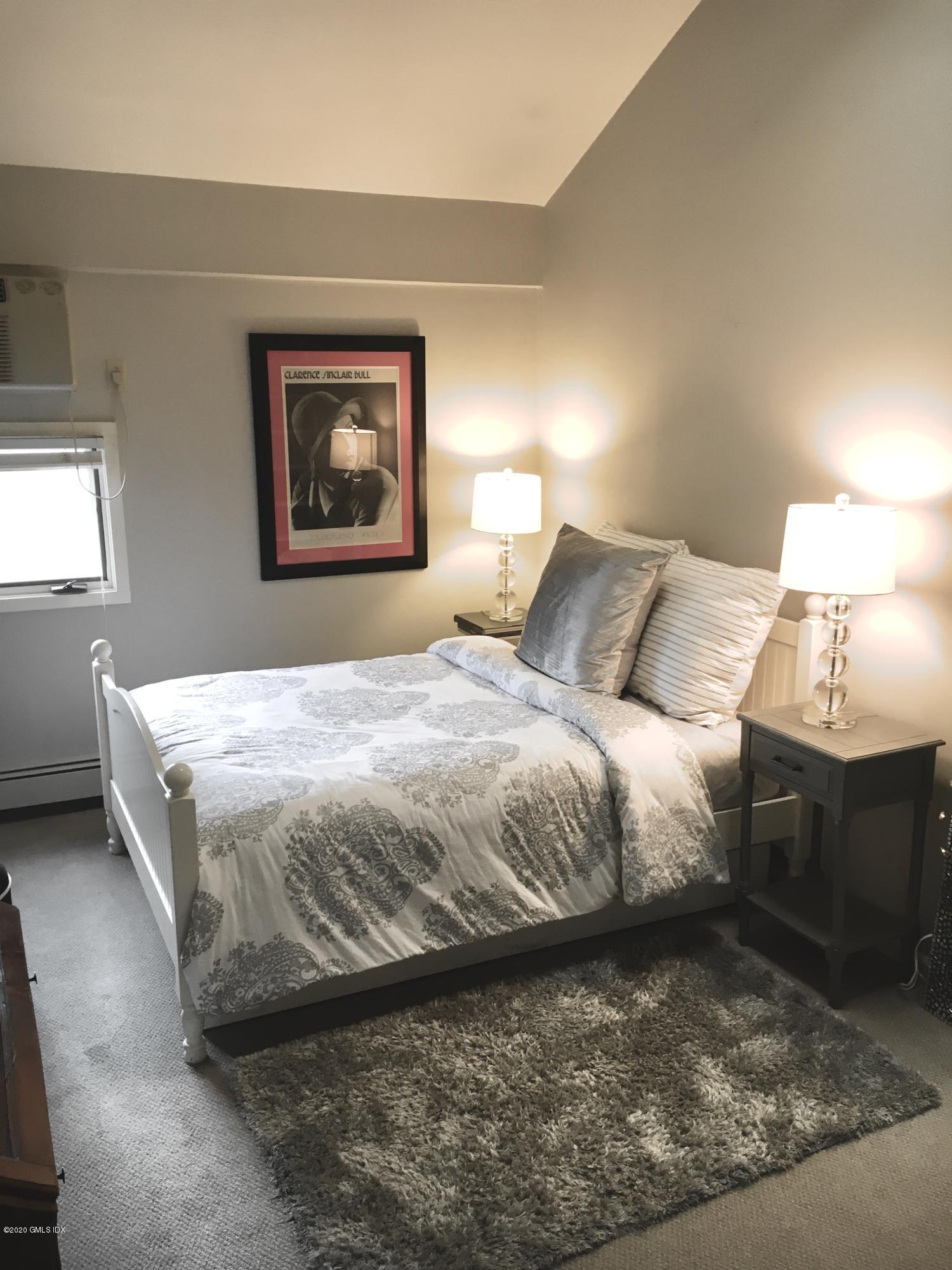 1465 E Putnam Avenue, 414