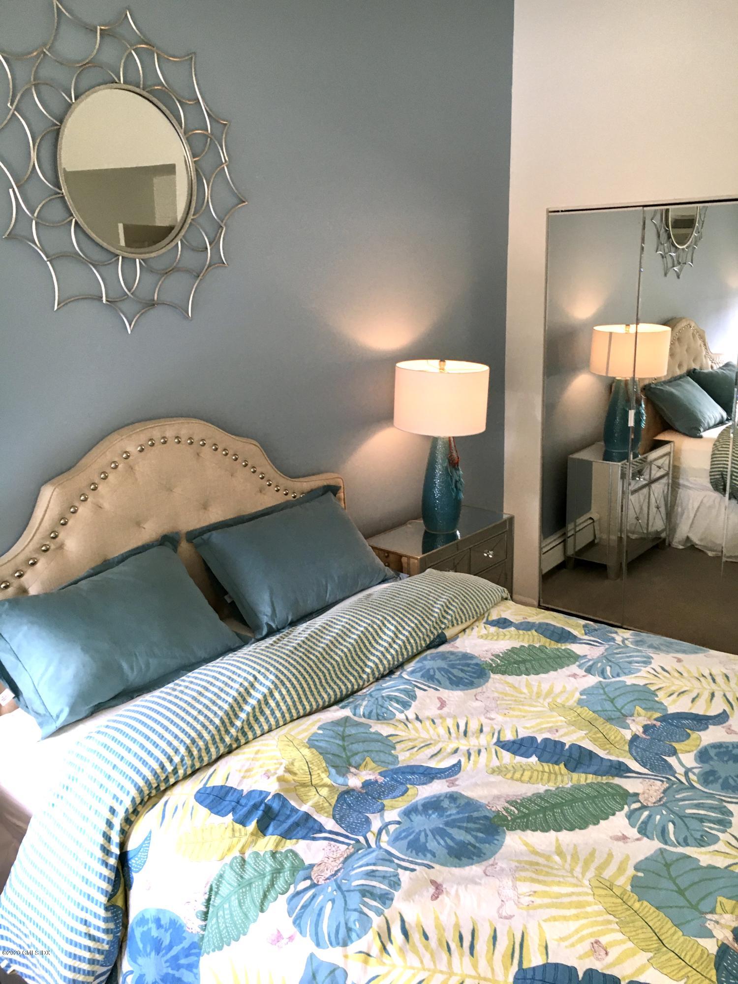 1465 E Putnam Avenue, 414