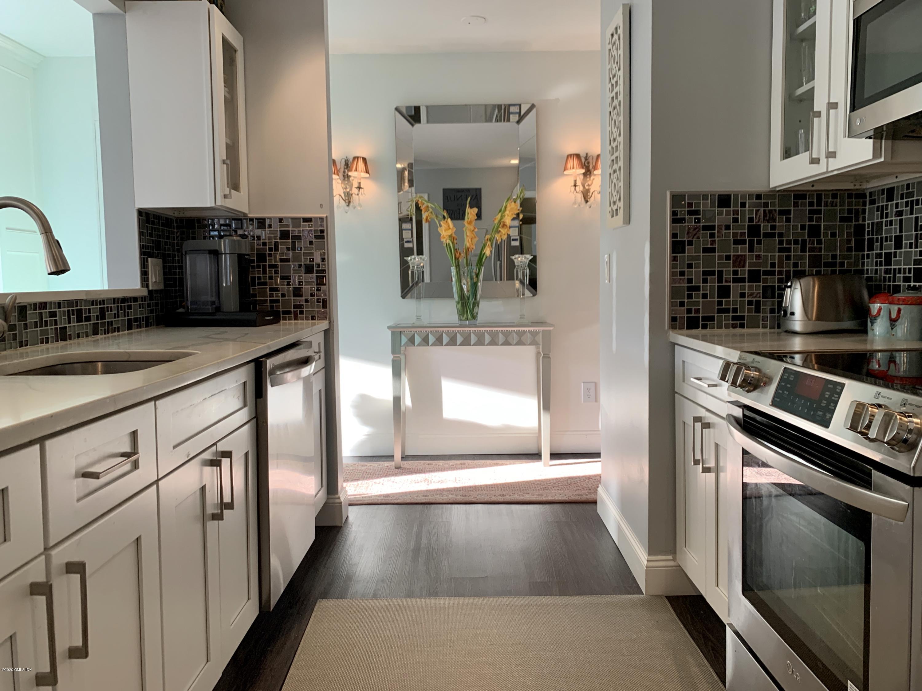 1465 E Putnam Avenue, 414