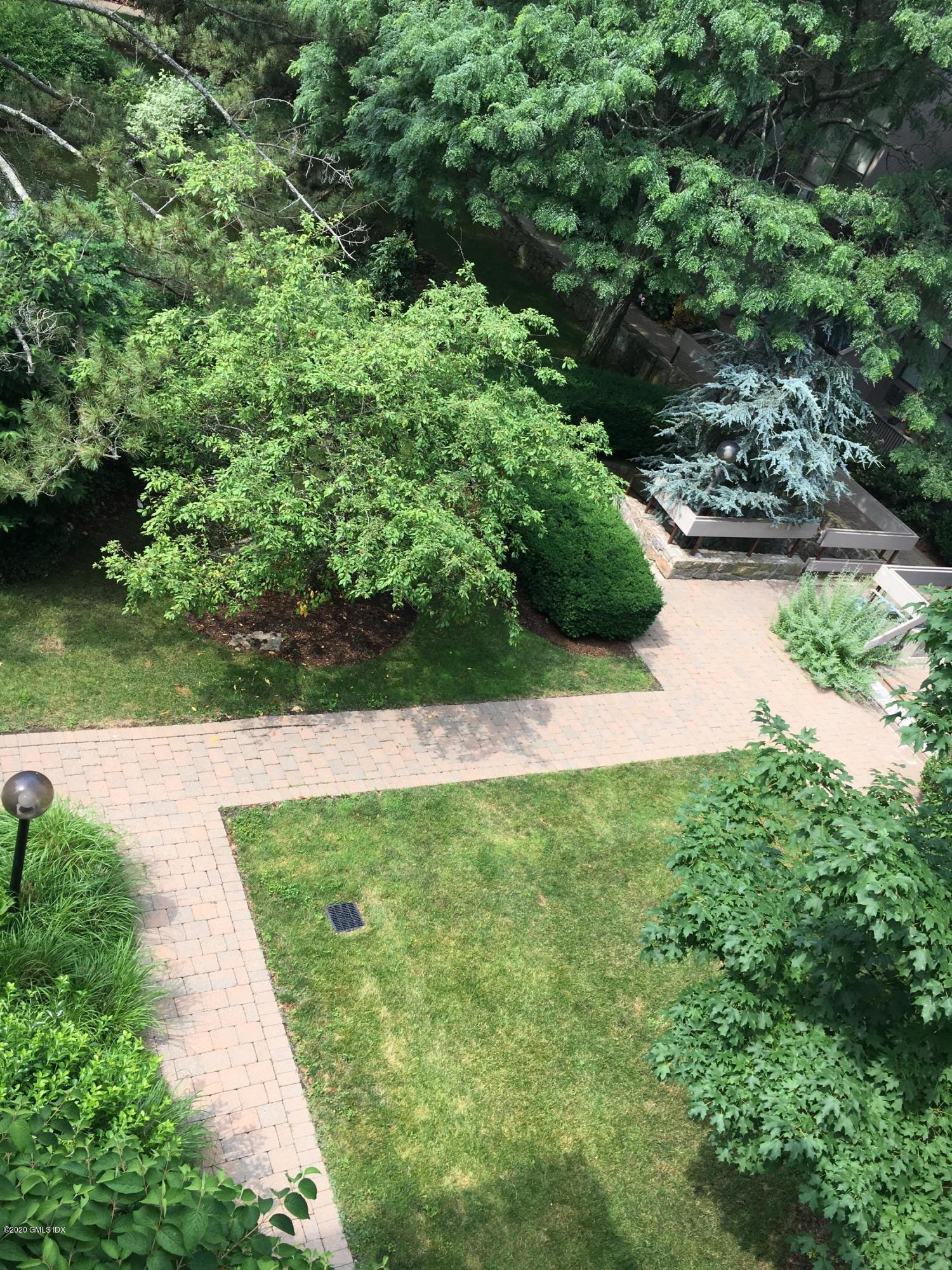 1465 E Putnam Avenue, 414