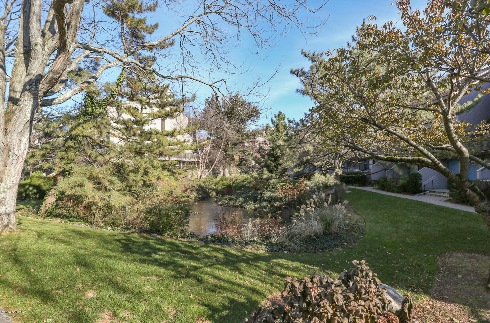 1465 E Putnam Avenue, 414