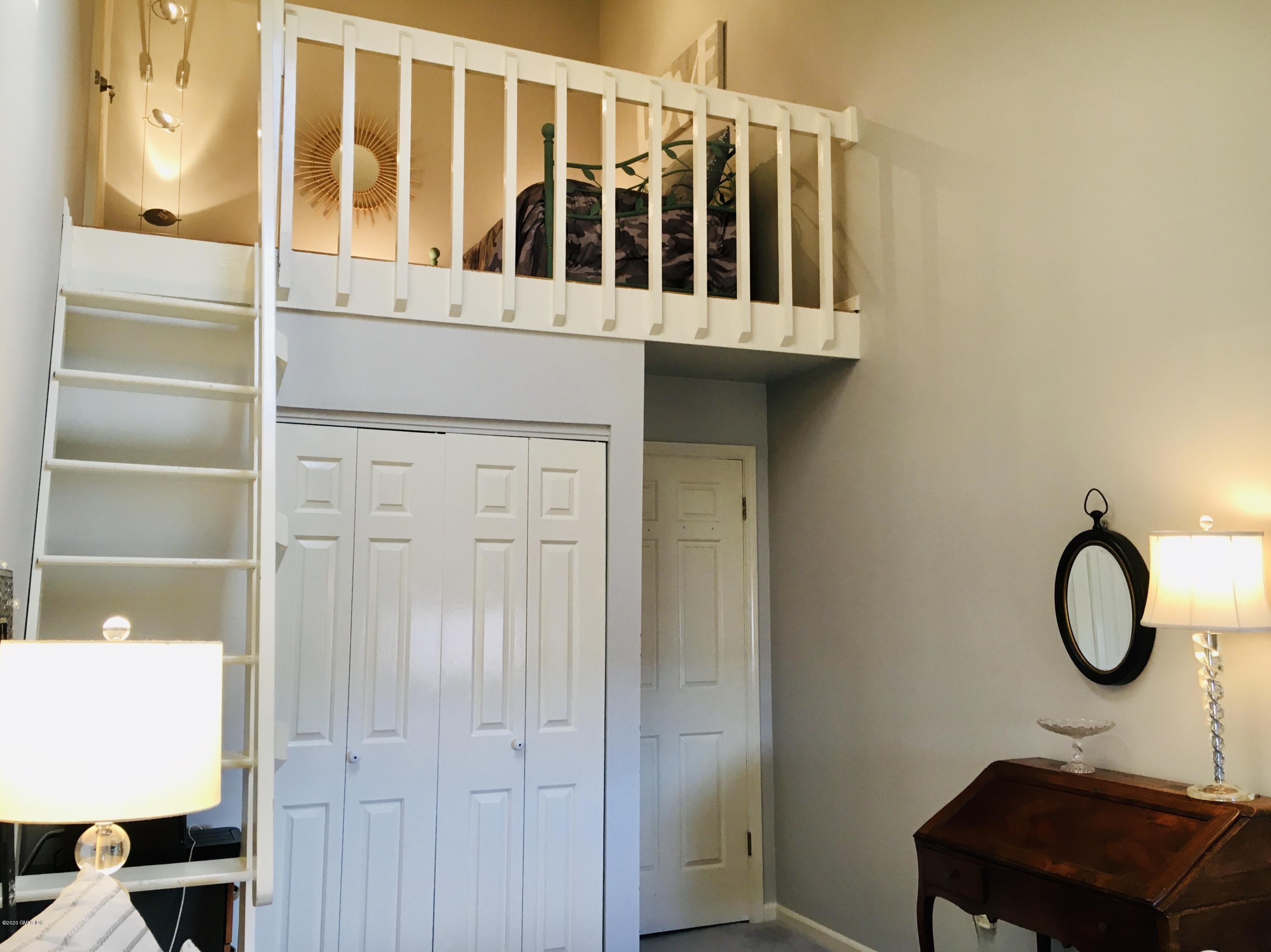 1465 E Putnam Avenue, 414