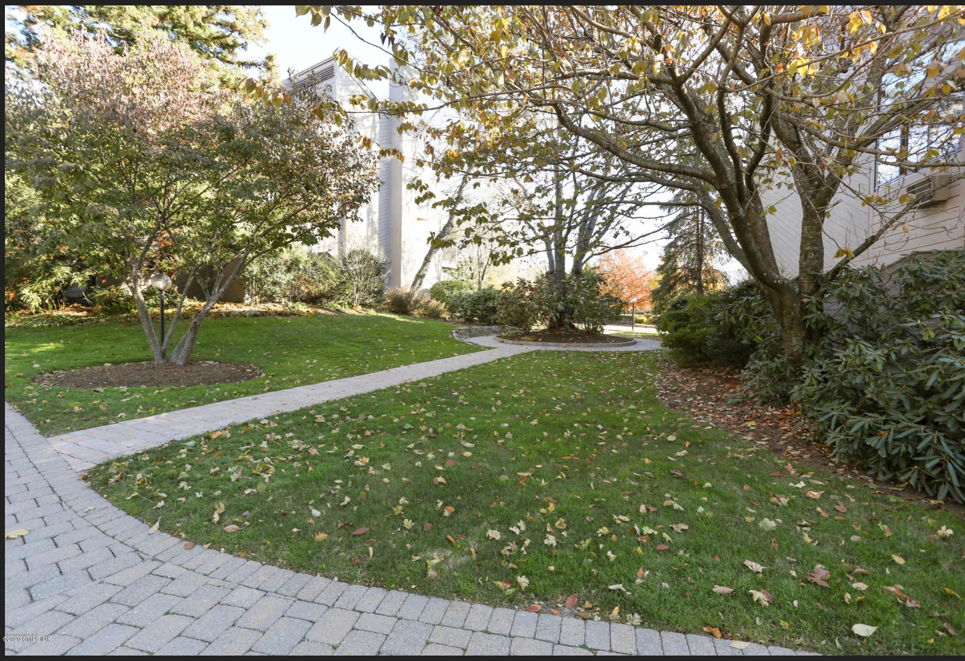 1465 E Putnam Avenue, 414