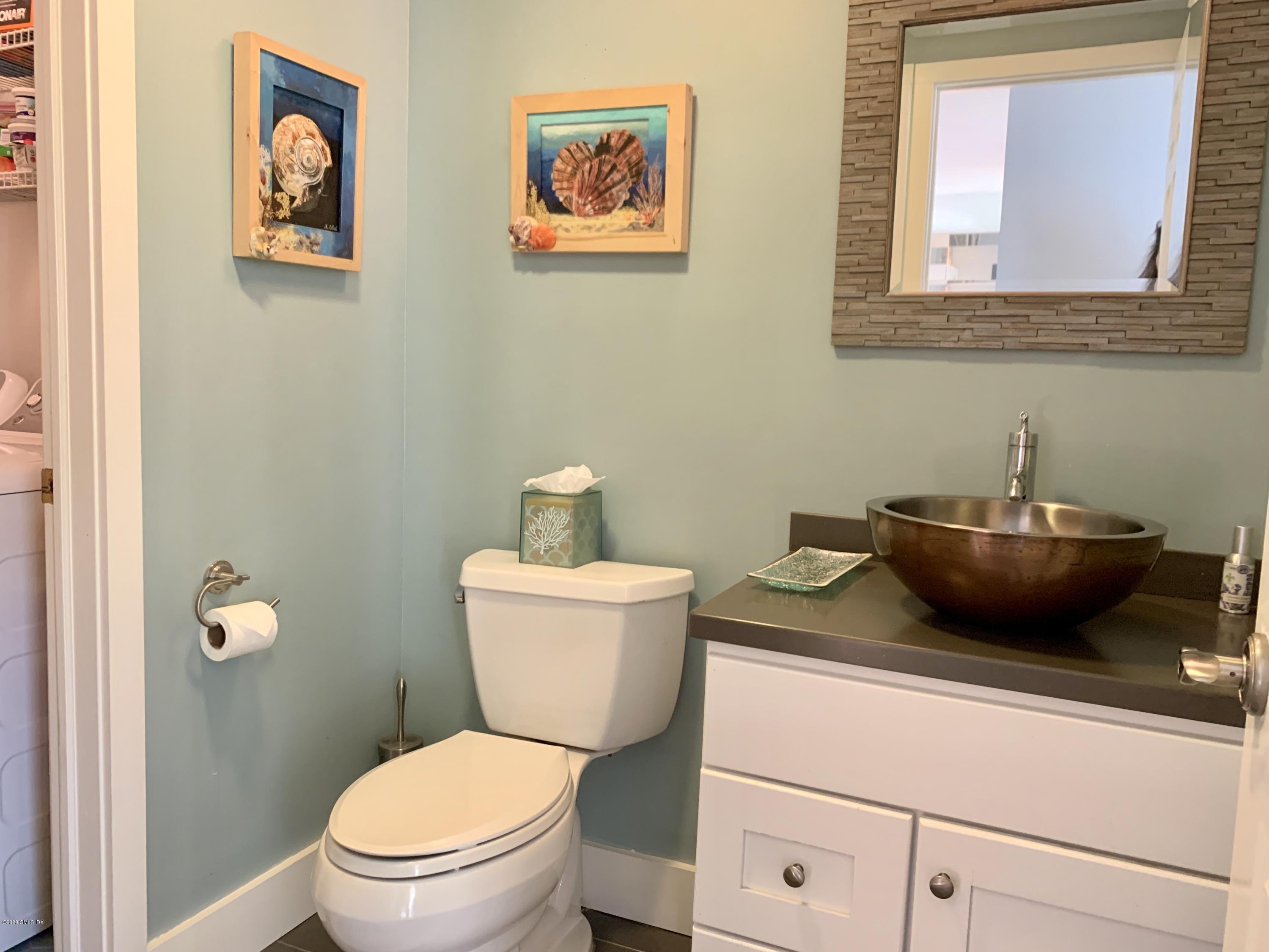 1465 E Putnam Avenue, 414