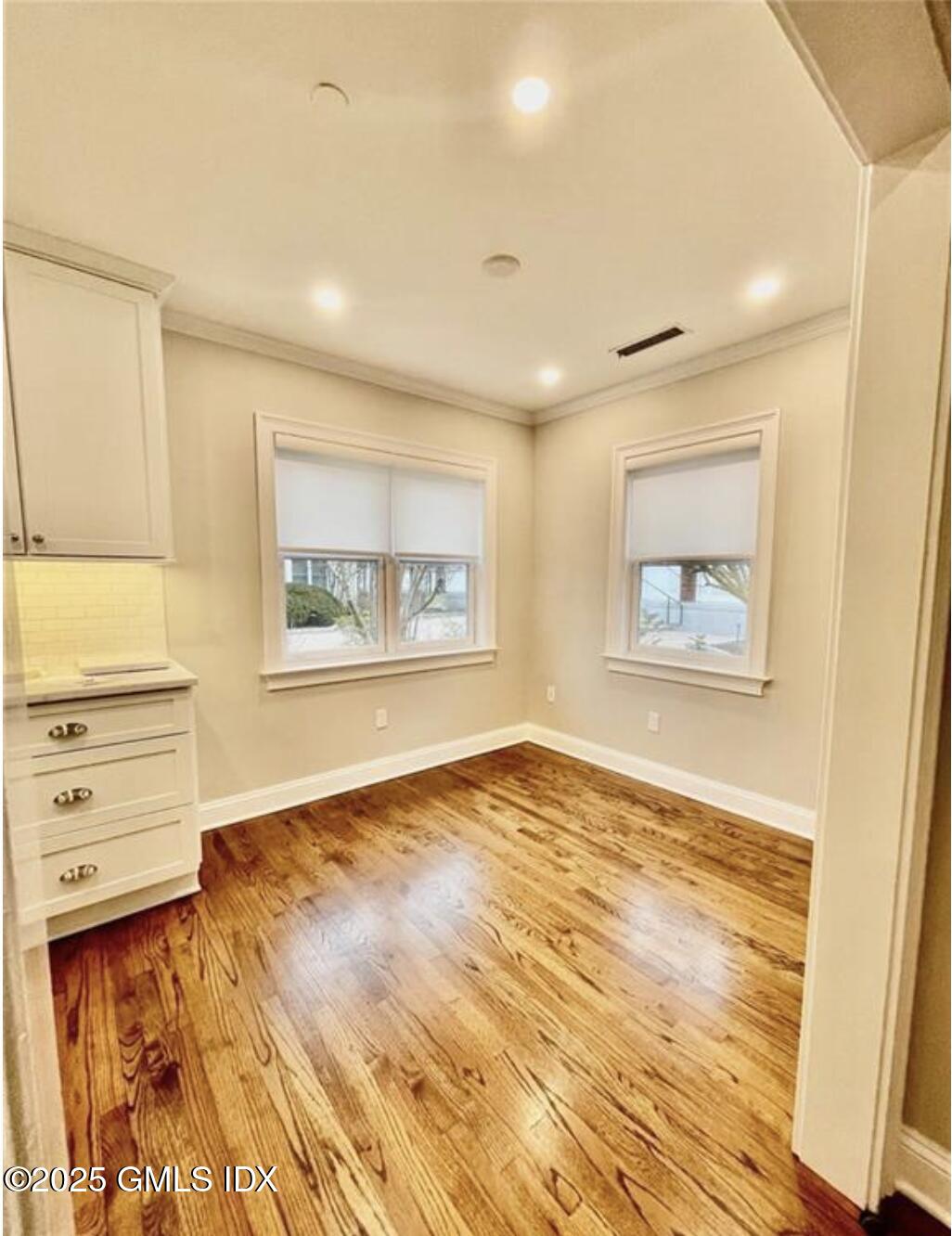 51 Forest Avenue, 44