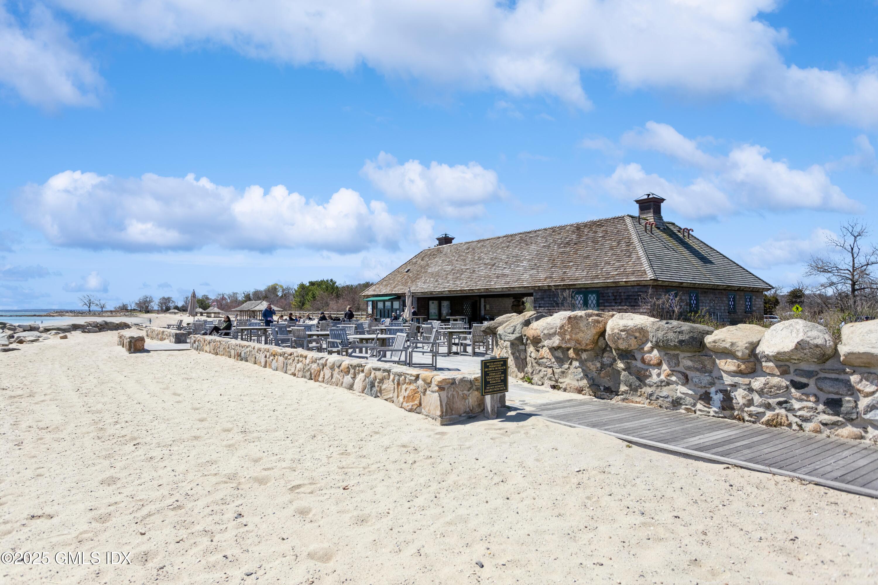 1525 E Putnam Avenue, 303