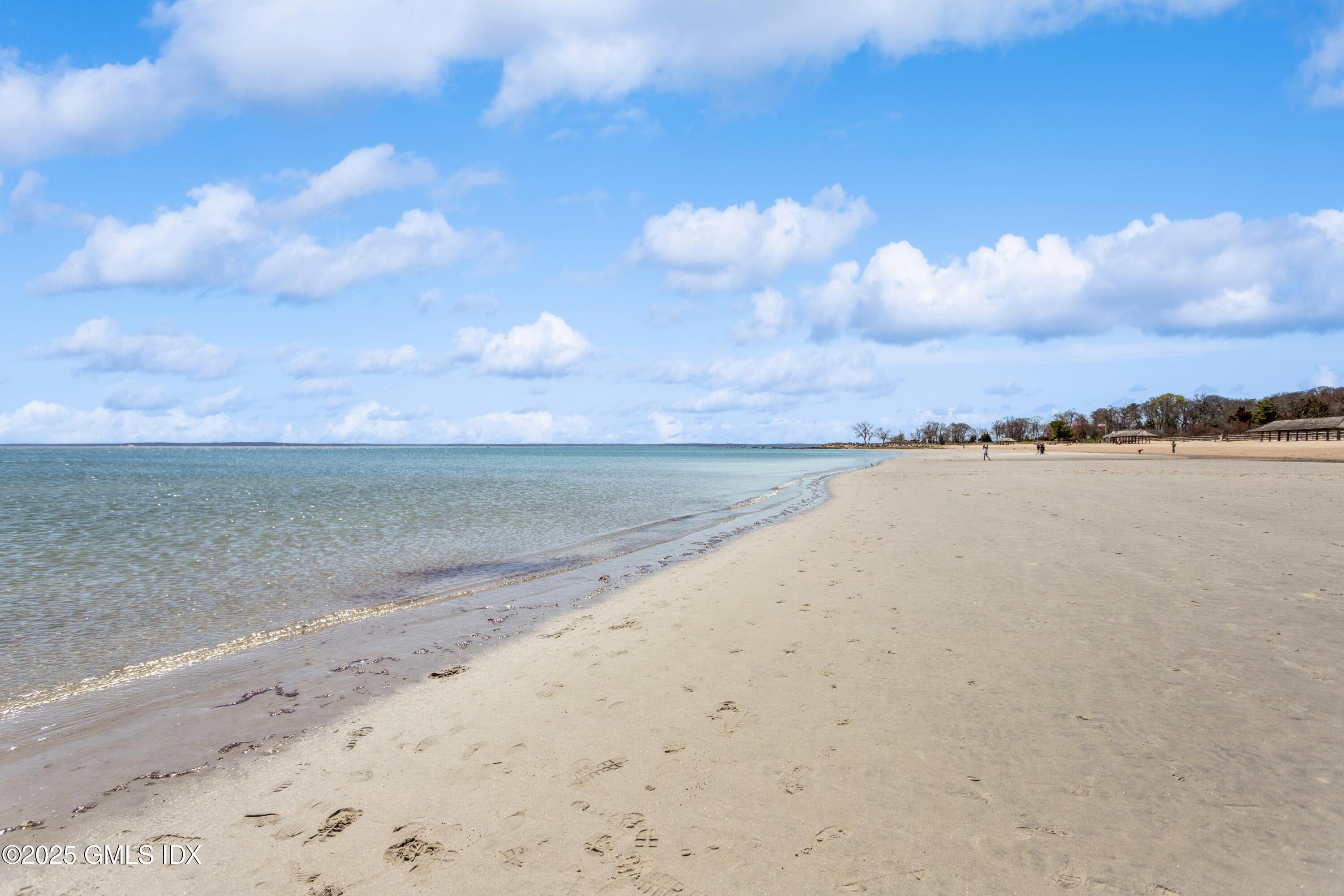 1525 E Putnam Avenue, 303