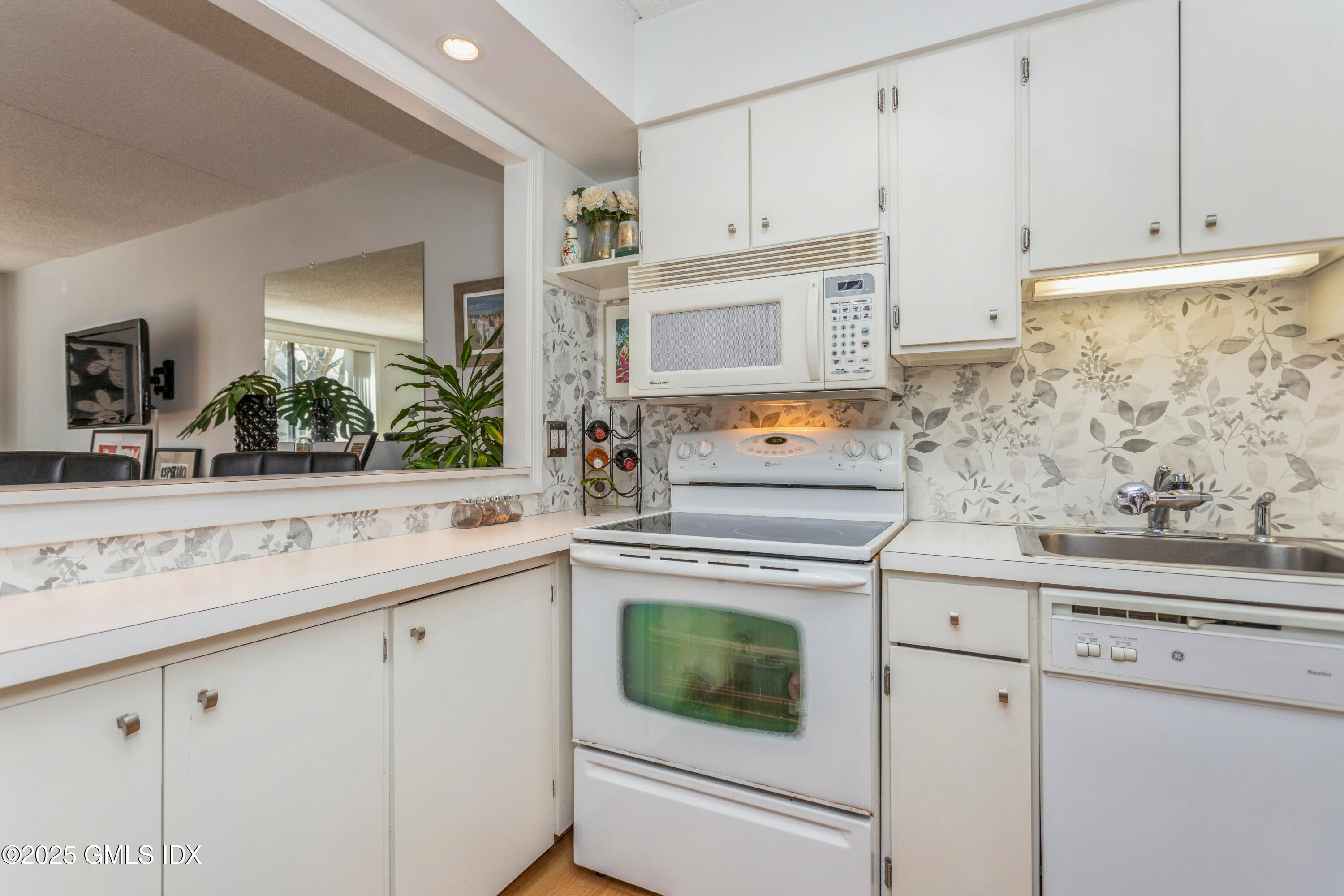 1525 E Putnam Avenue, 303