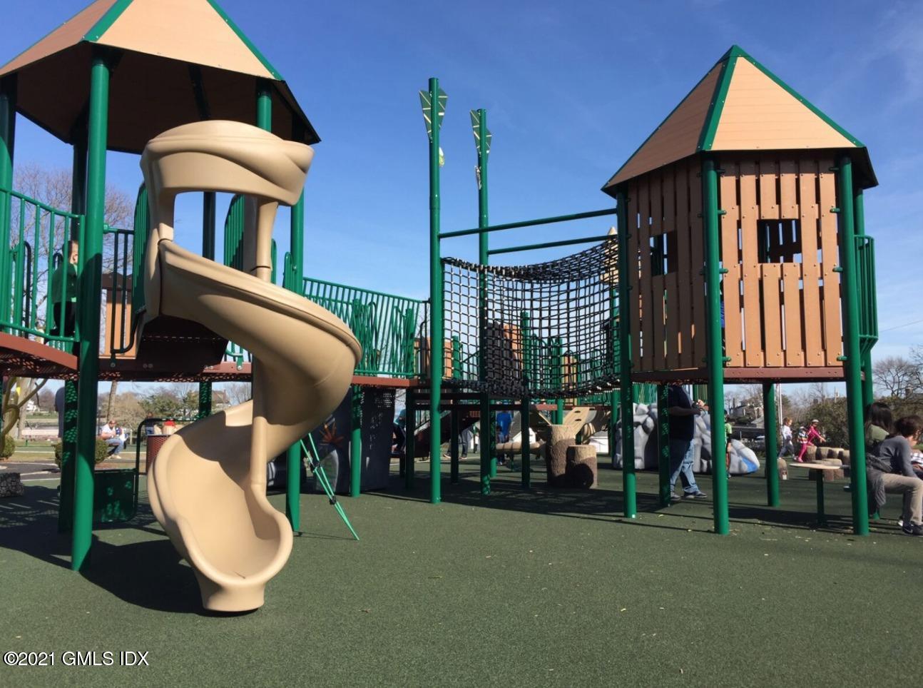 1525 E Putnam Avenue, 303