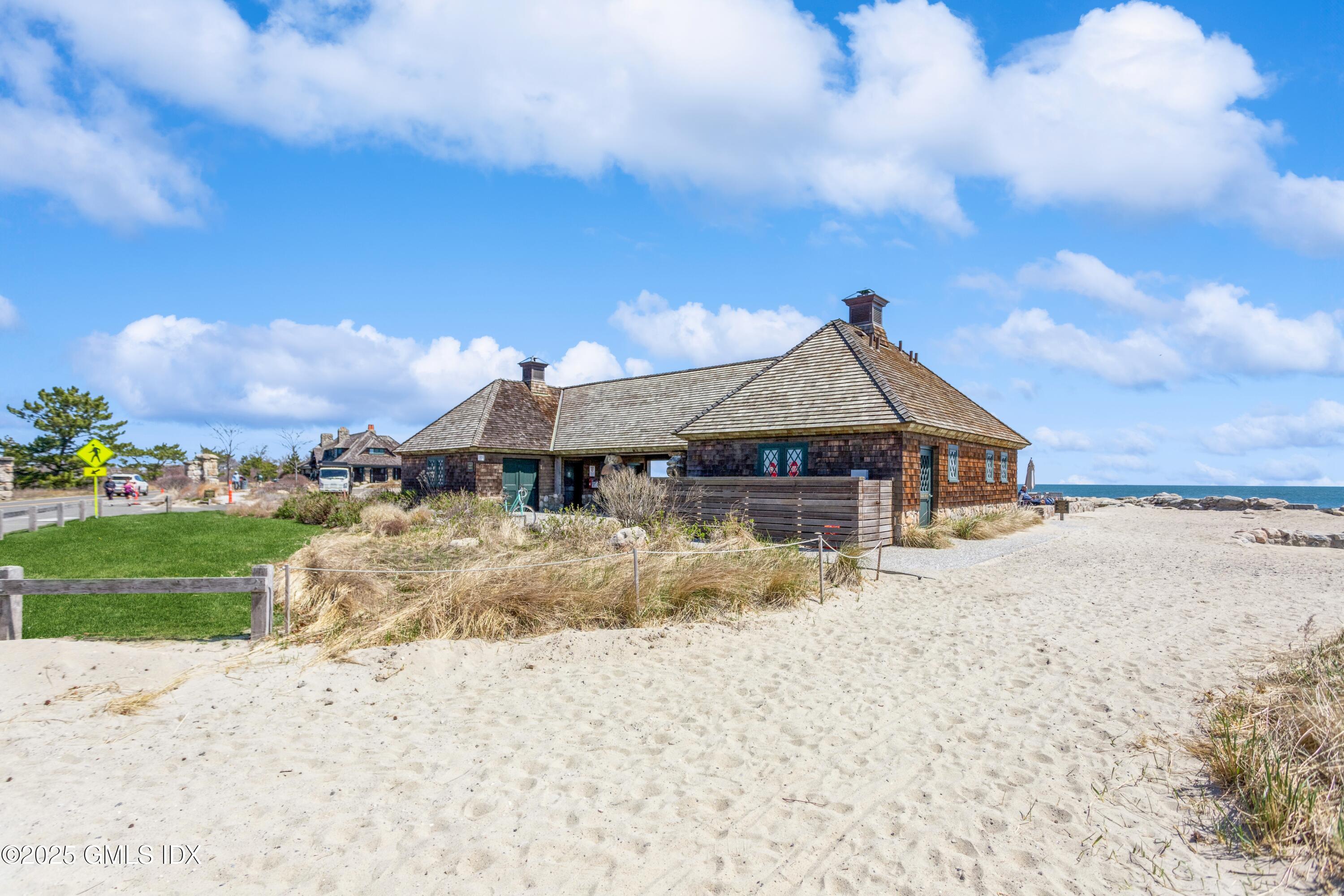 1525 E Putnam Avenue, 303