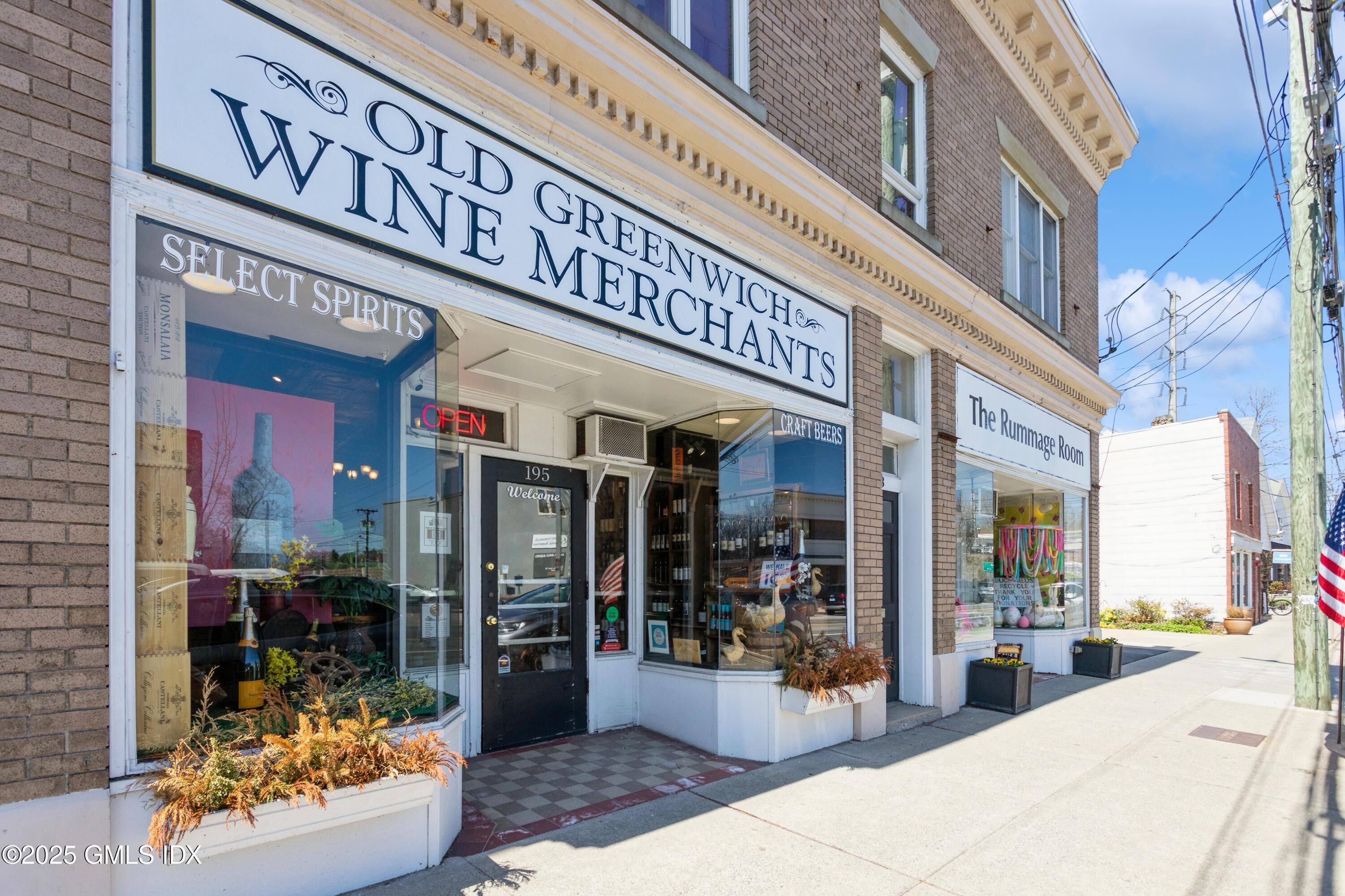 1525 E Putnam Avenue, 303