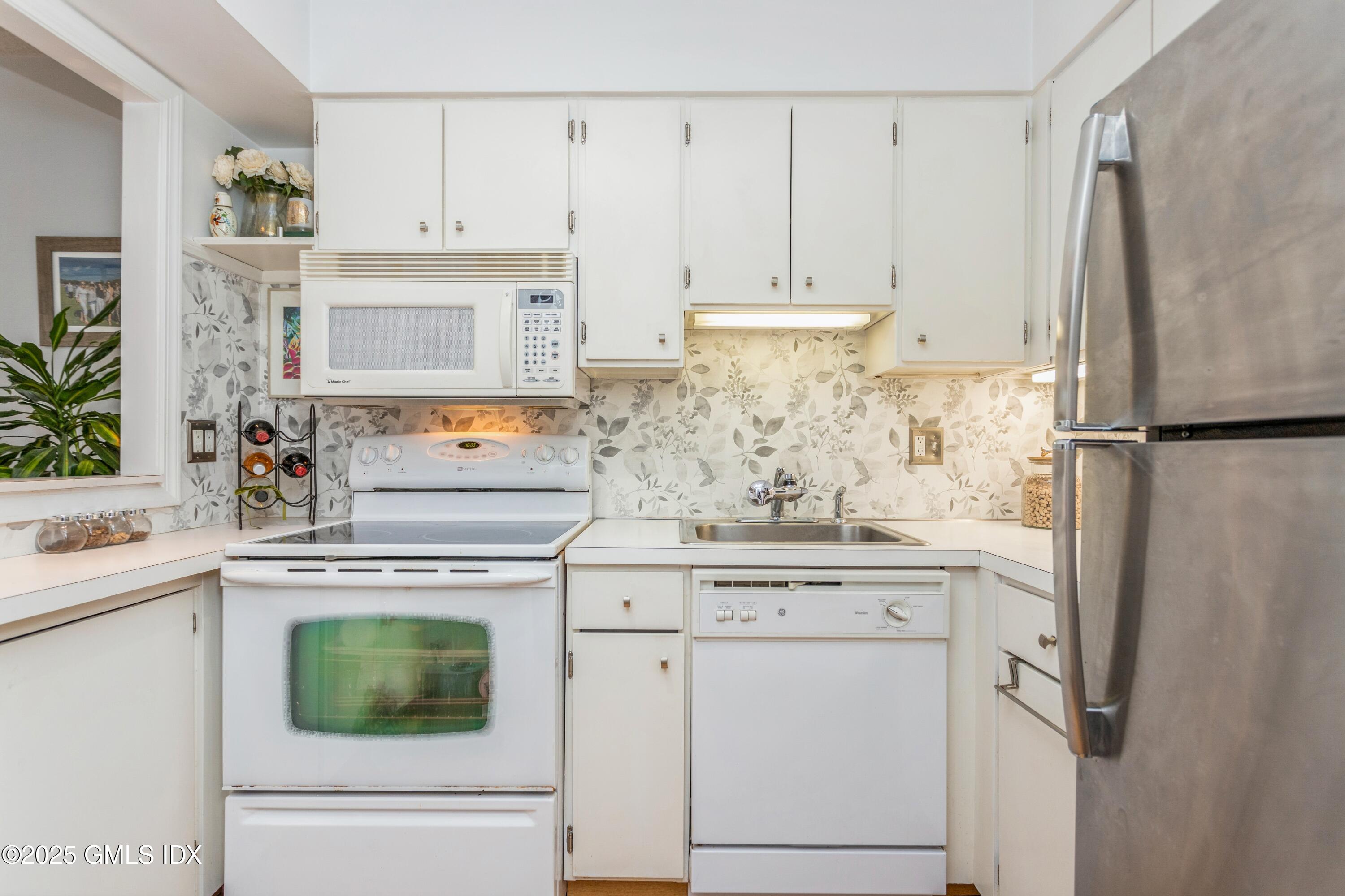 1525 E Putnam Avenue, 303