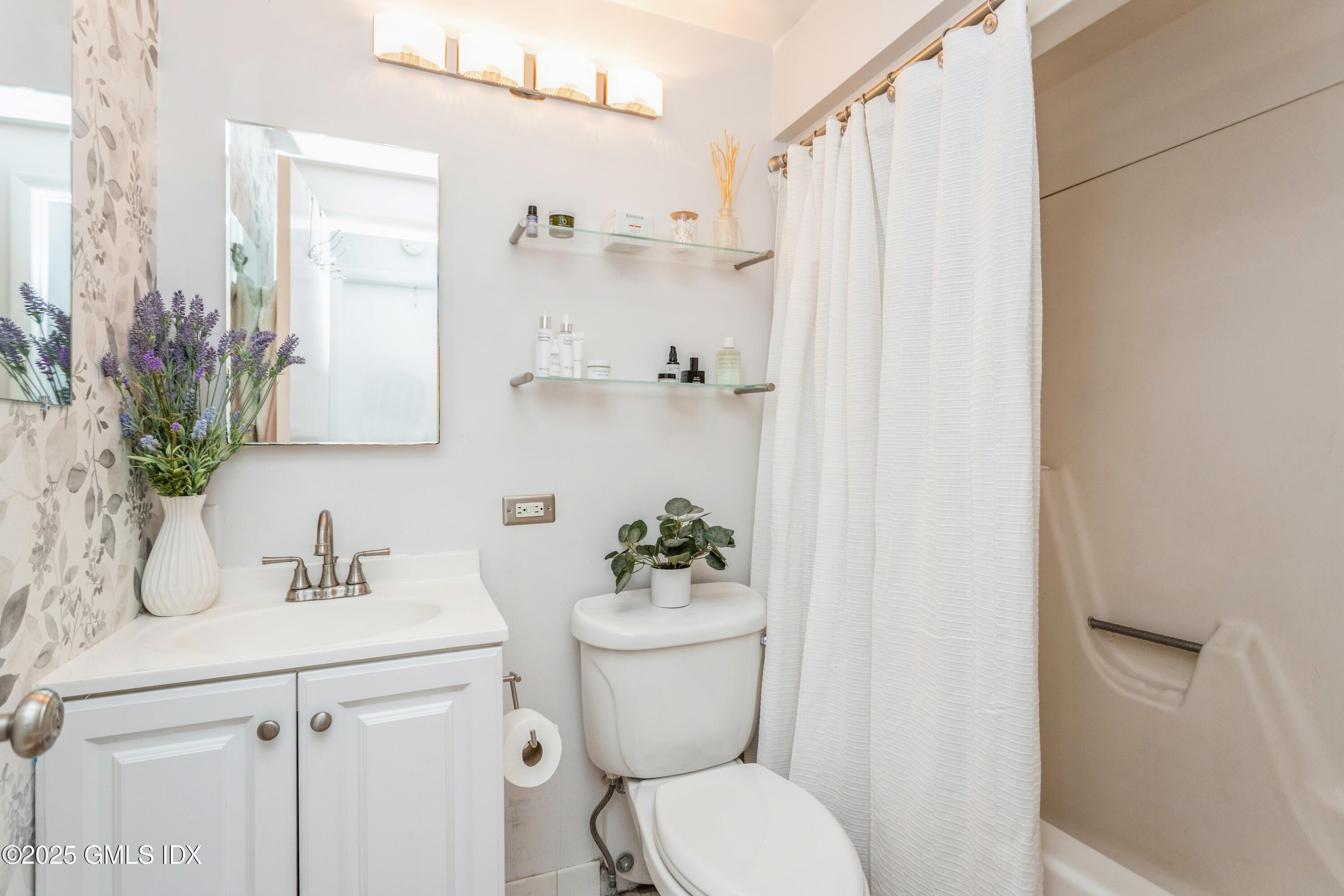 1525 E Putnam Avenue, 303