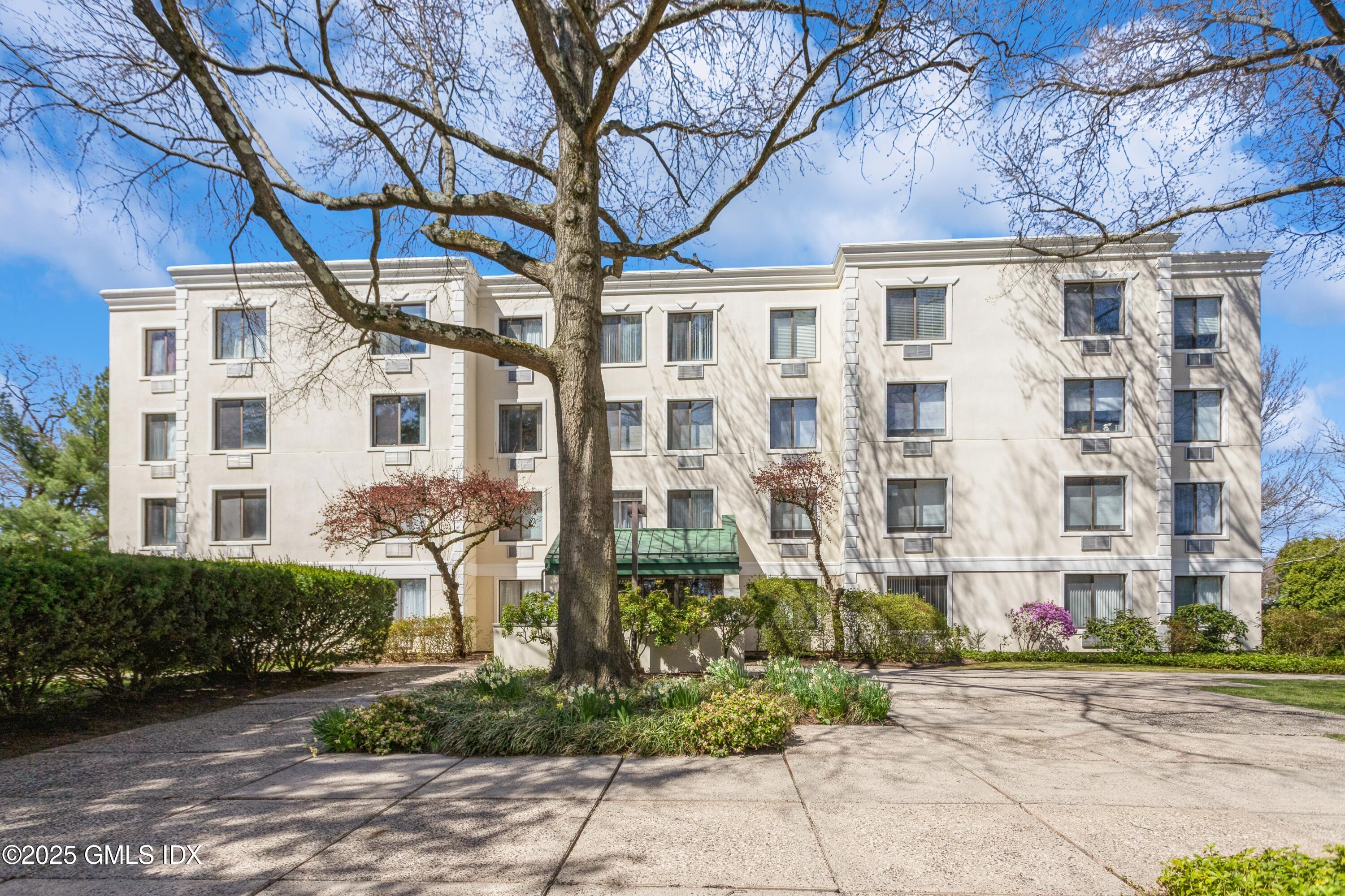 1525 E Putnam Avenue, 303