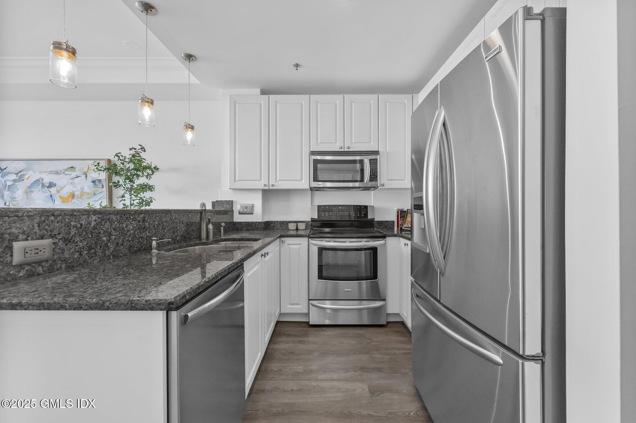 98 Southfield Avenue, 103