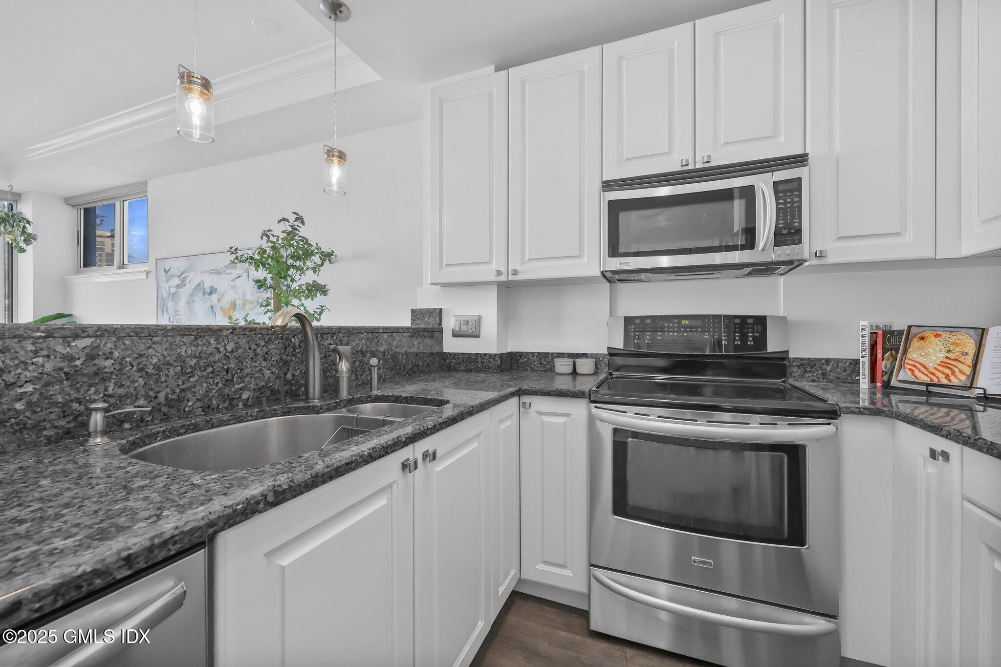 98 Southfield Avenue, 103