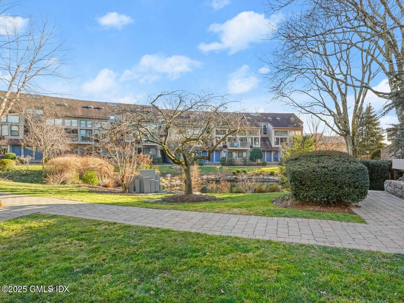 1465 E Putnam Avenue, 520