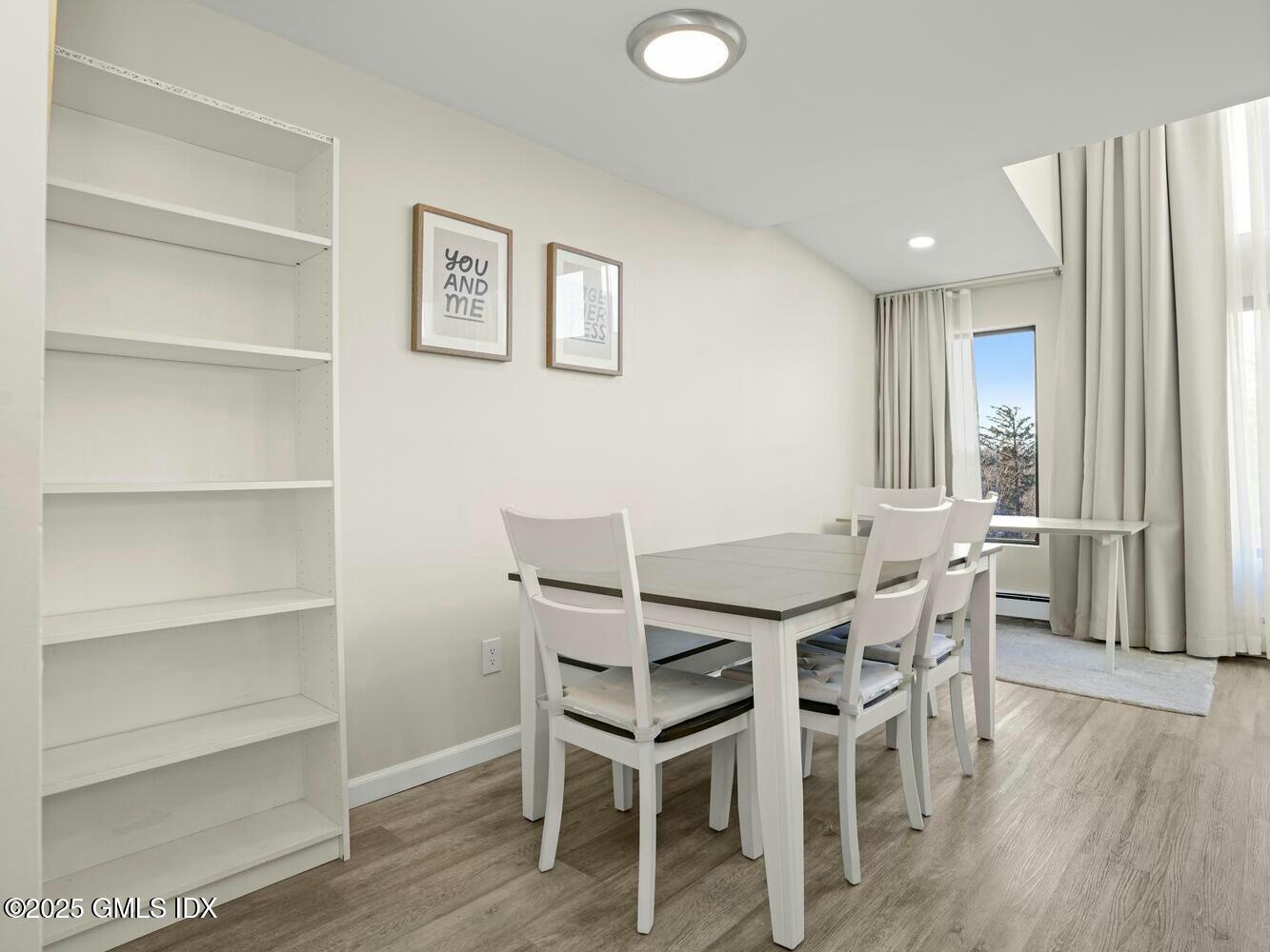 1465 E Putnam Avenue, 520