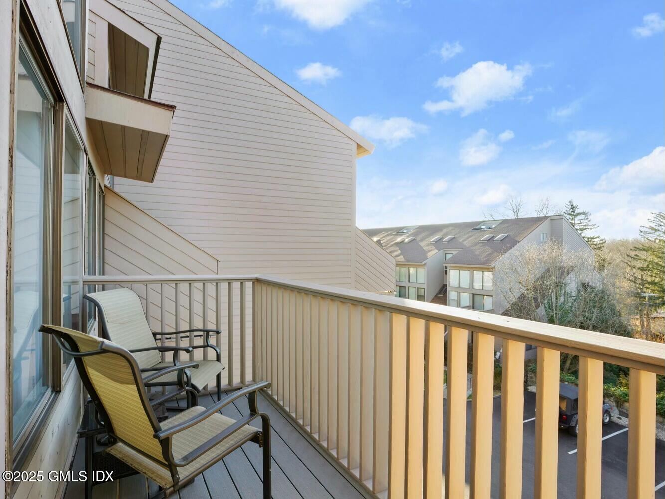 1465 E Putnam Avenue, 520