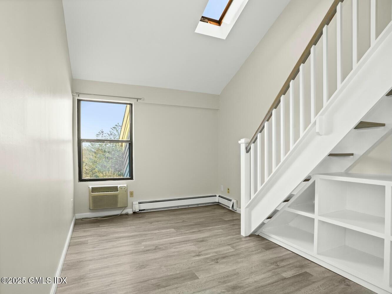 1465 E Putnam Avenue, 520