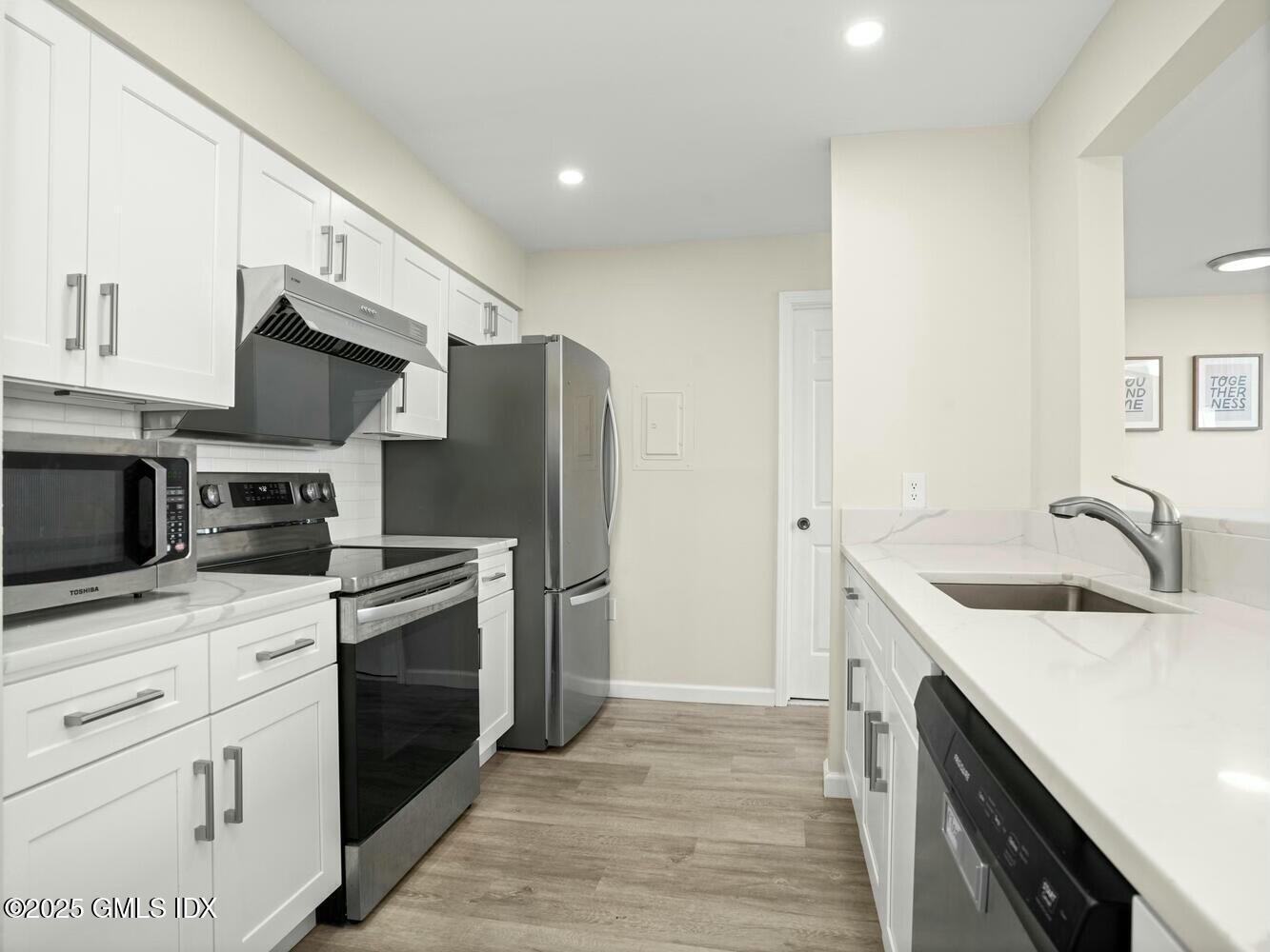 1465 E Putnam Avenue, 520