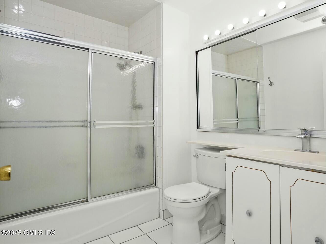 1465 E Putnam Avenue, 520