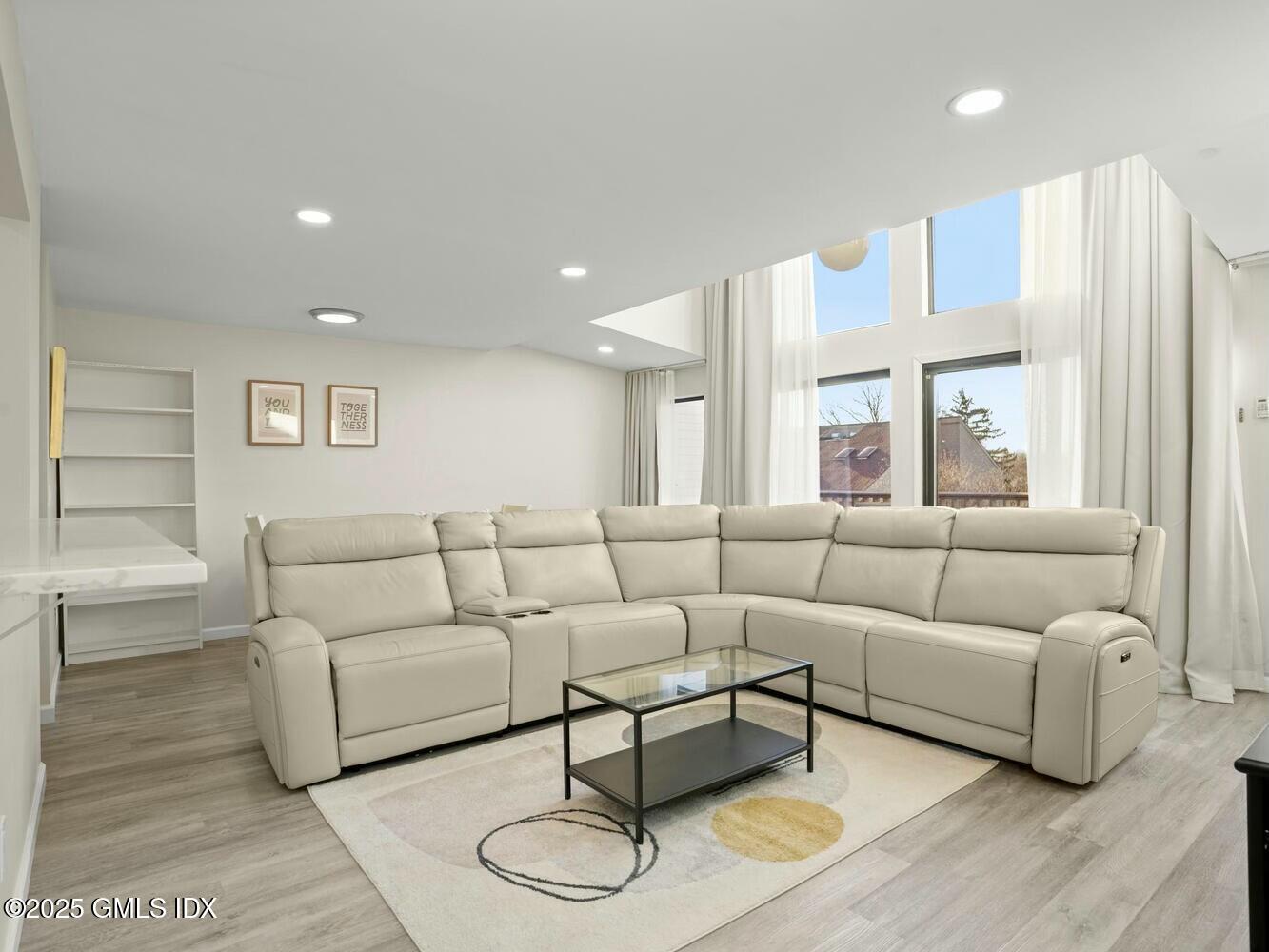 1465 E Putnam Avenue, 520