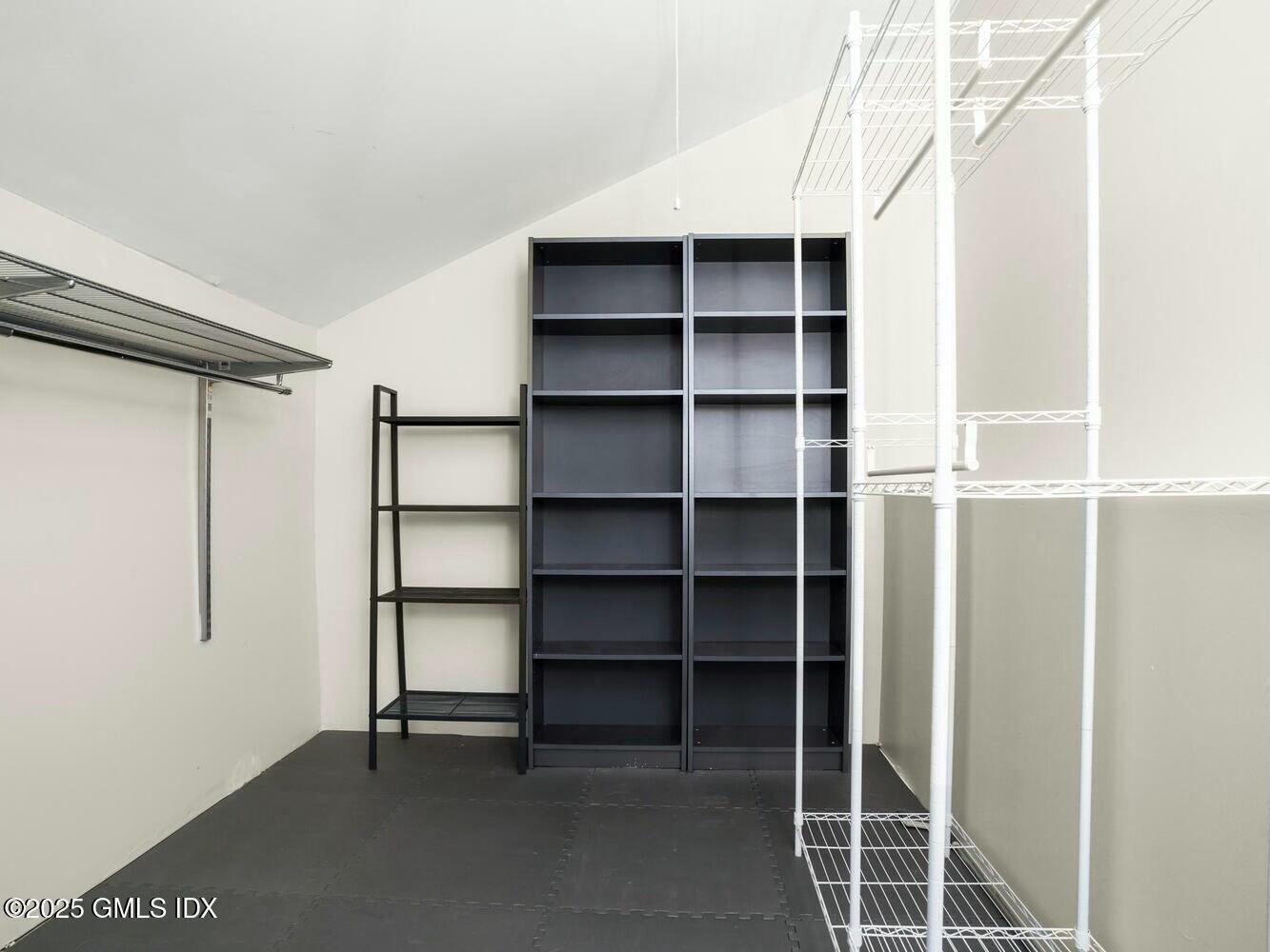 1465 E Putnam Avenue, 520