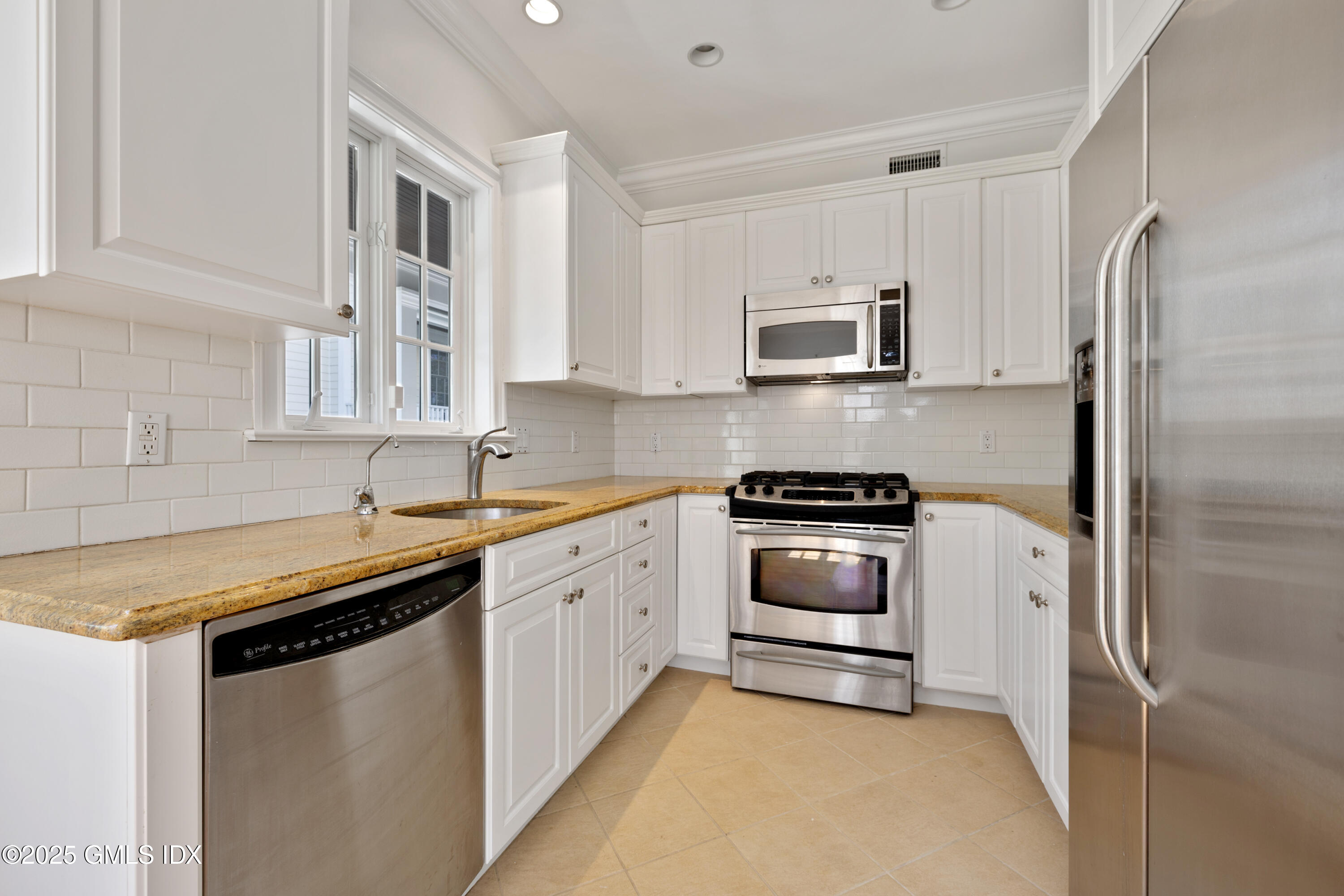 147 Holly Hill Lane, 2