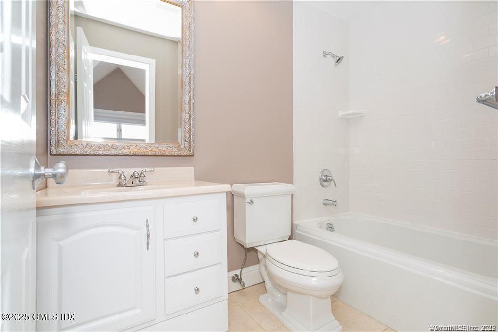 453 E Putnam Avenue, 4E