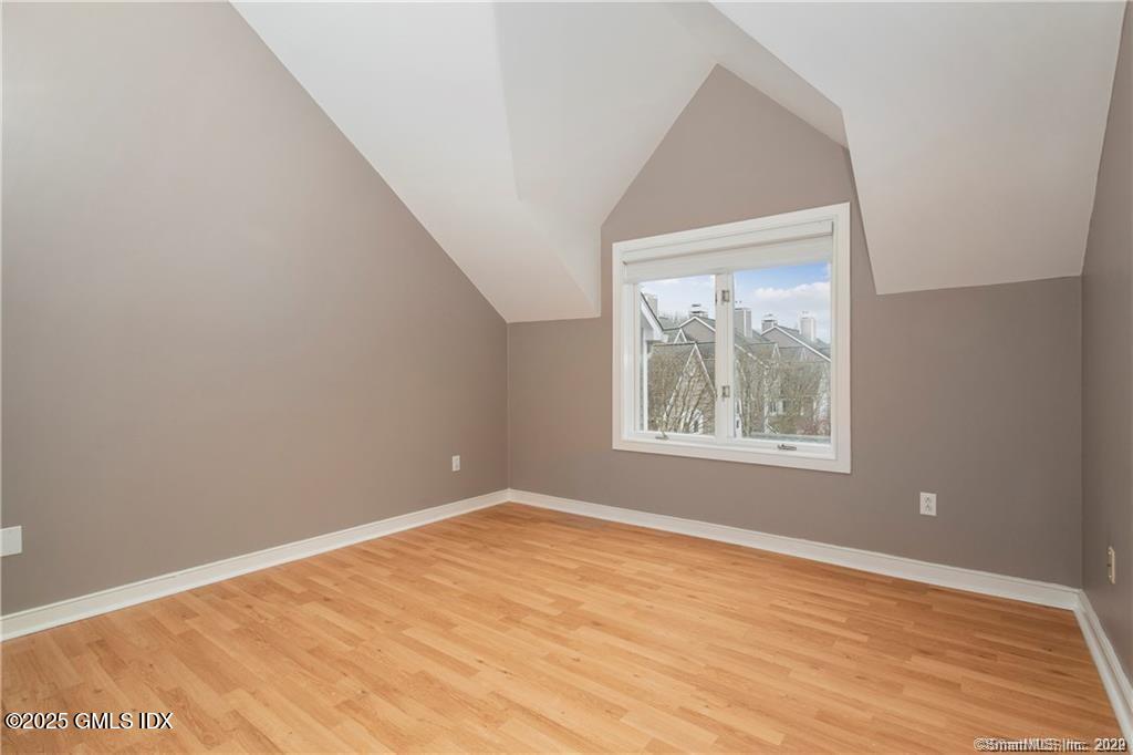 453 E Putnam Avenue, 4E