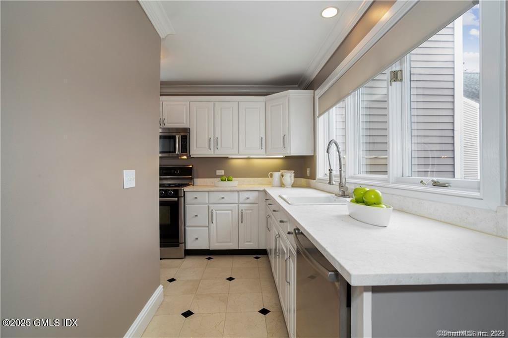 453 E Putnam Avenue, 4E