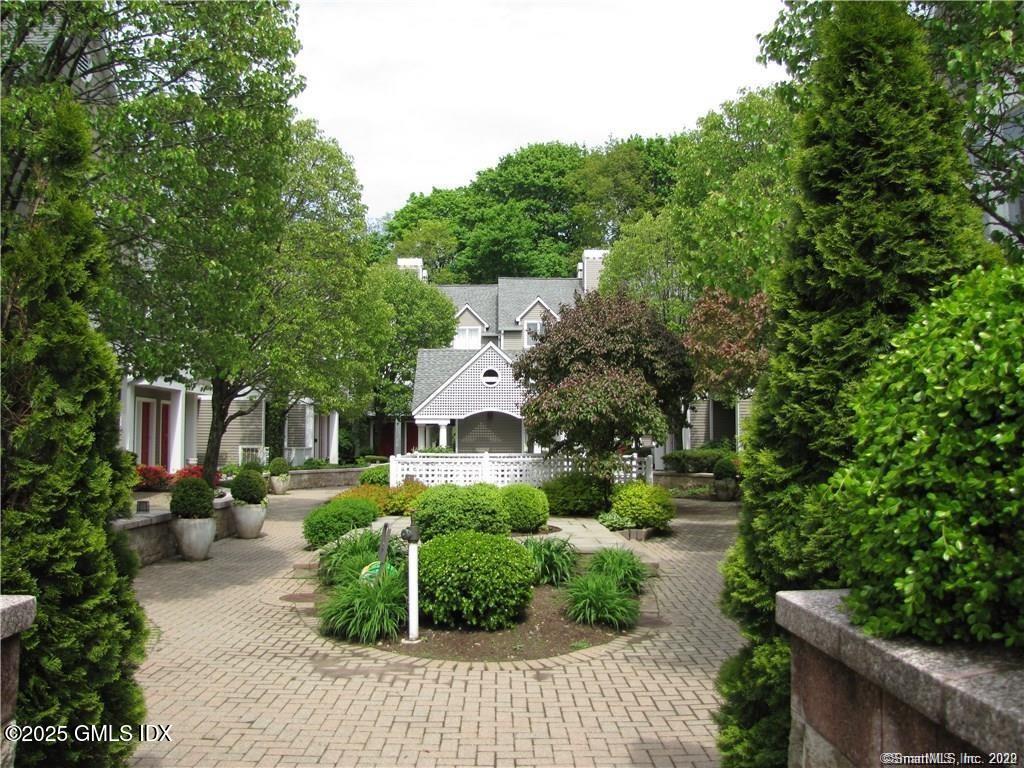 453 E Putnam Avenue, 4E