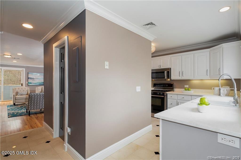 453 E Putnam Avenue, 4E