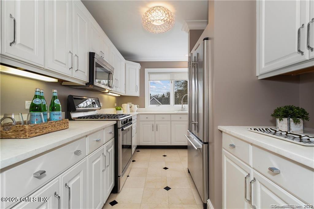 453 E Putnam Avenue, 4E