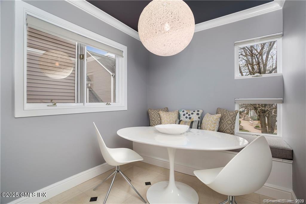 453 E Putnam Avenue, 4E