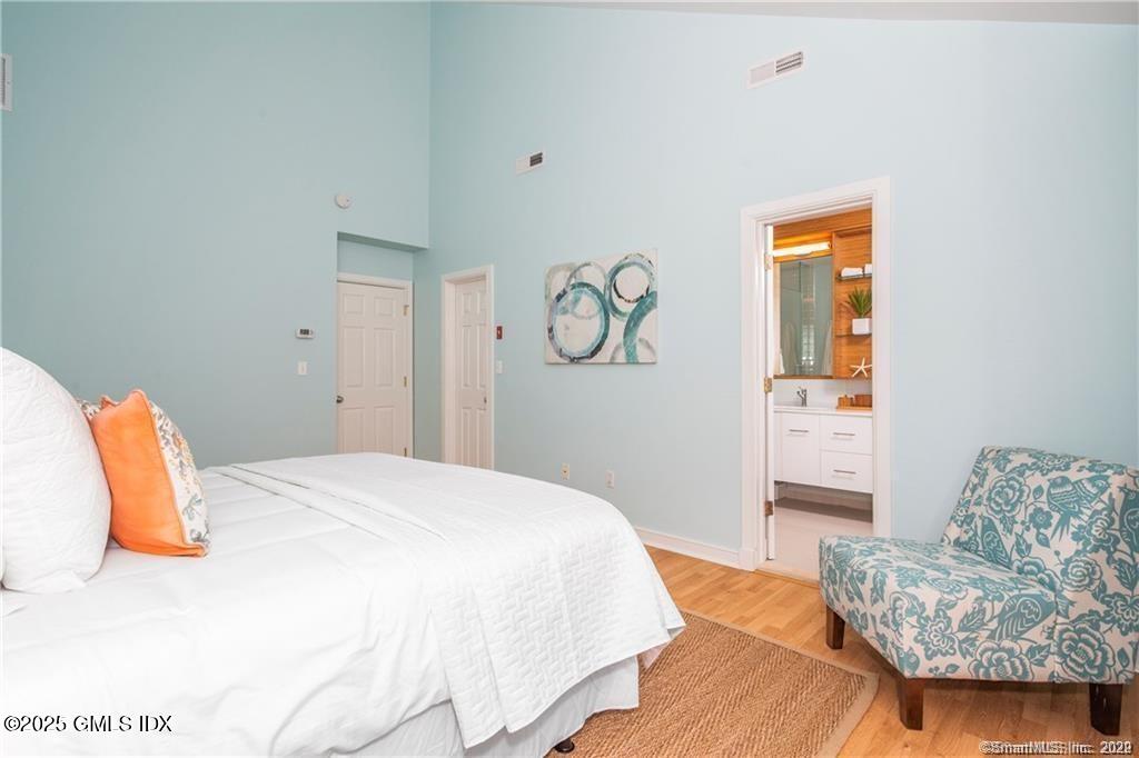 453 E Putnam Avenue, 4E