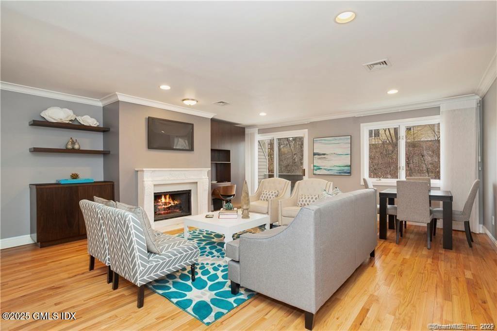 453 E Putnam Avenue, 4E