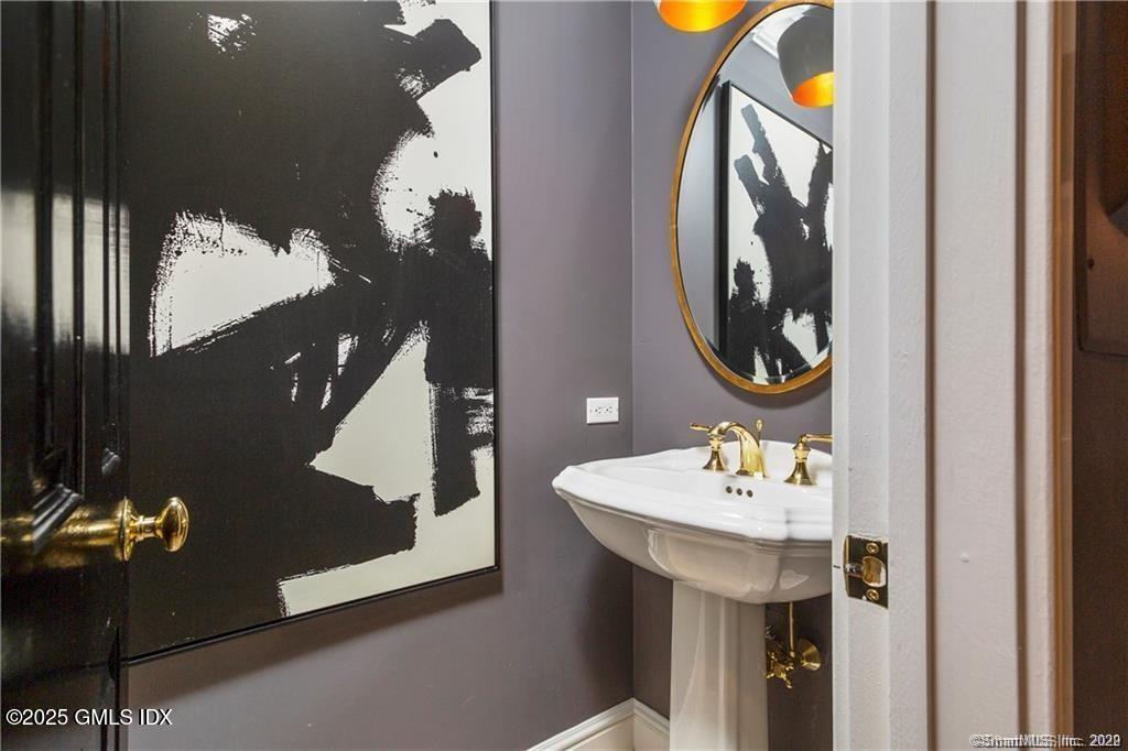 453 E Putnam Avenue, 4E